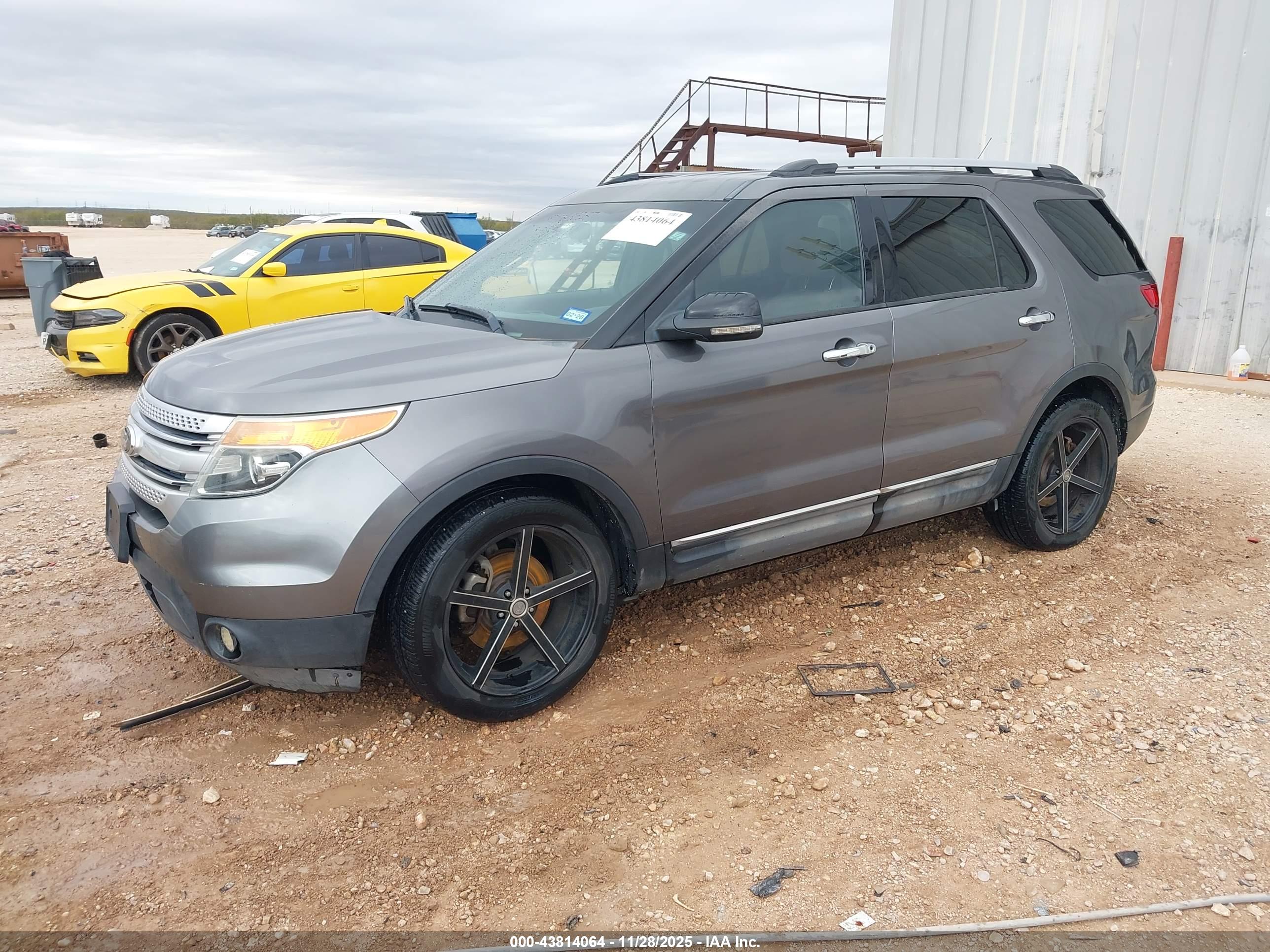 FORD EXPLORER image 2