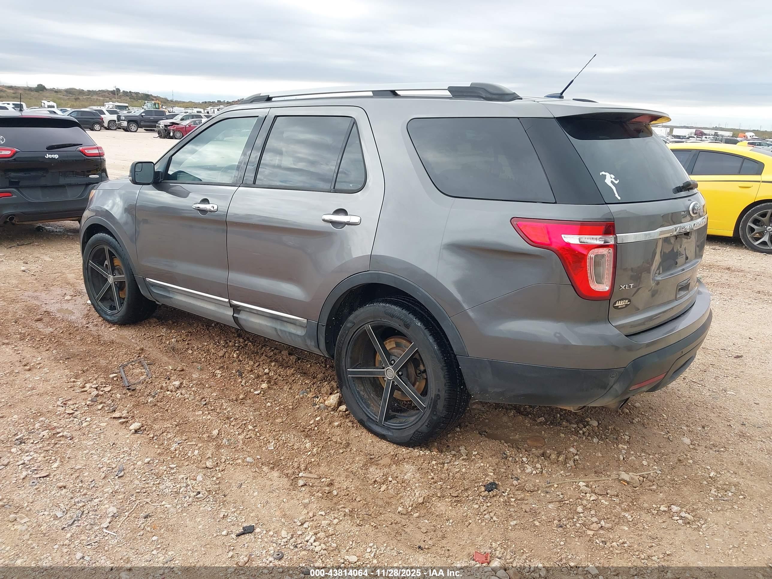 FORD EXPLORER image 3