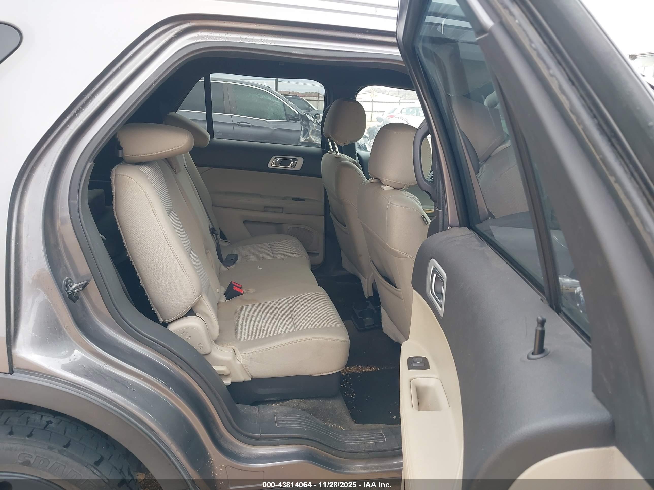 FORD EXPLORER image 8