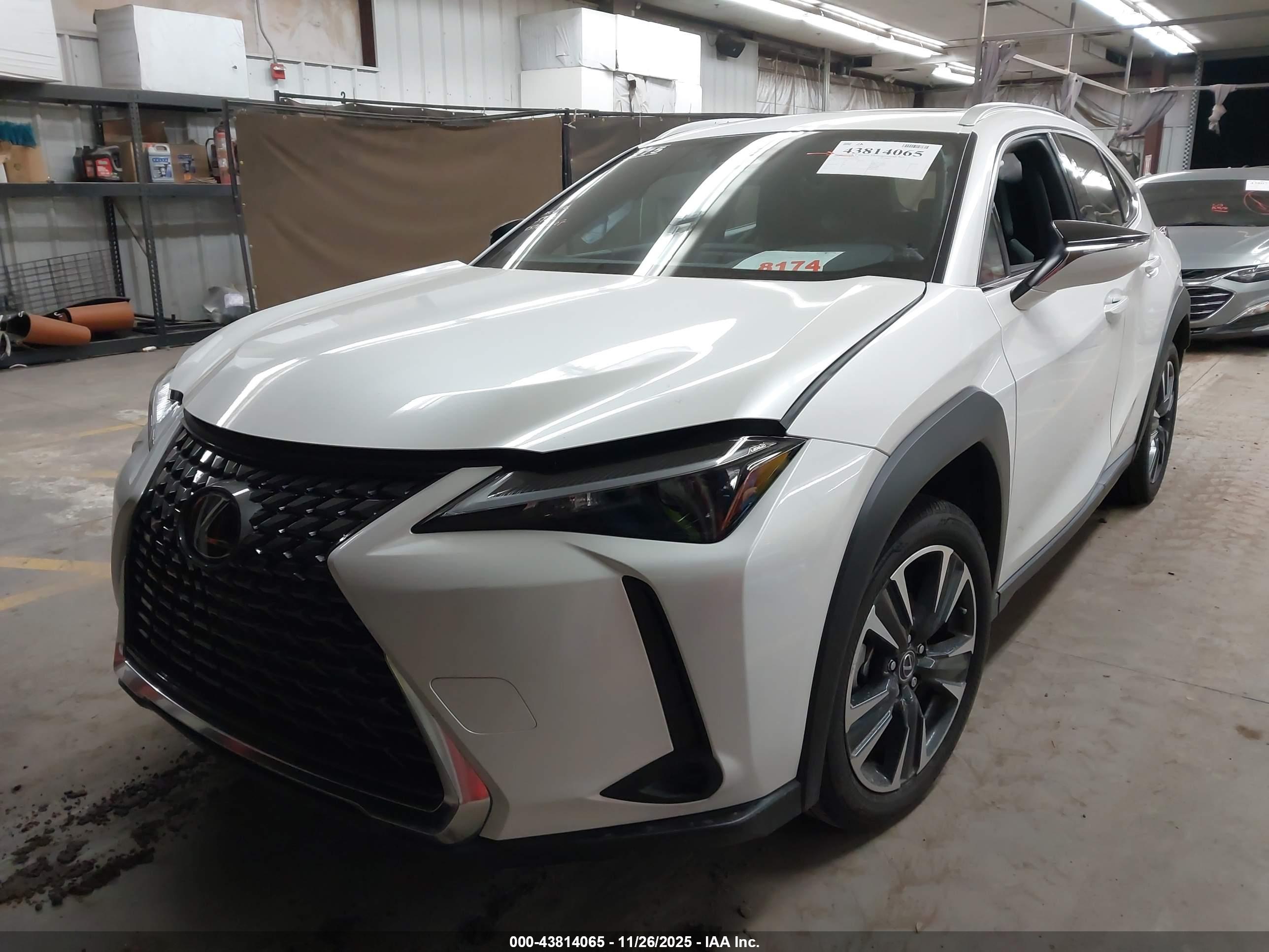 LEXUS UX image 2