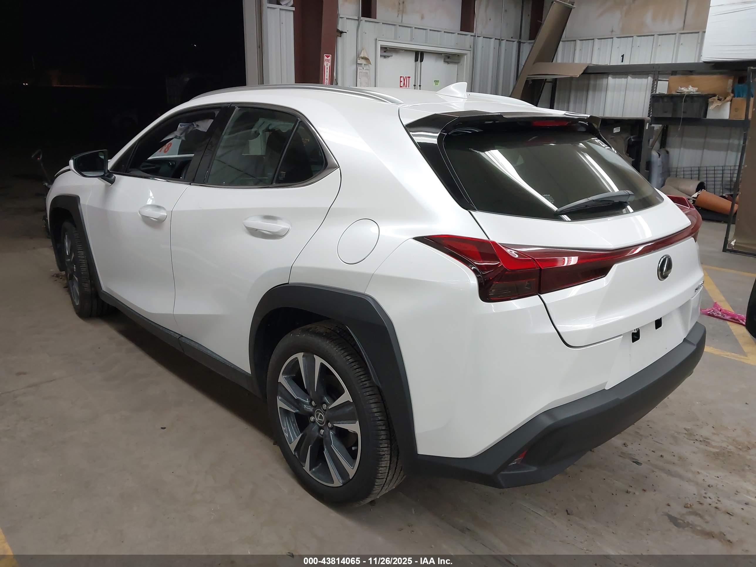 LEXUS UX image 3