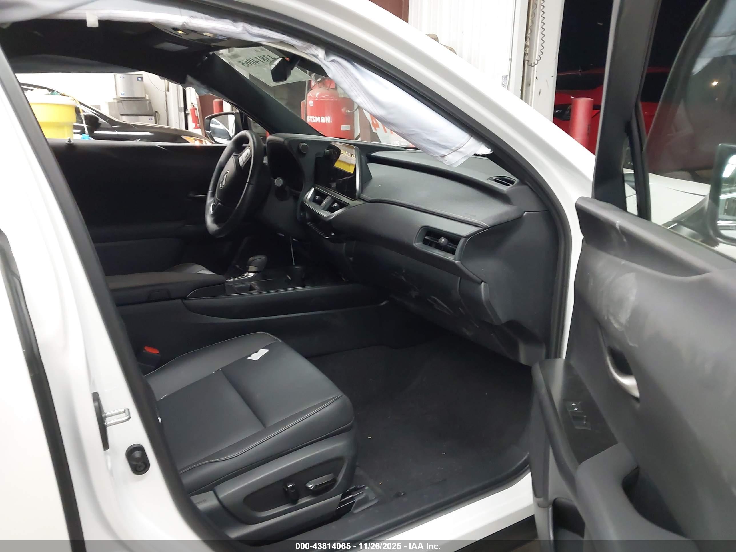 LEXUS UX image 5