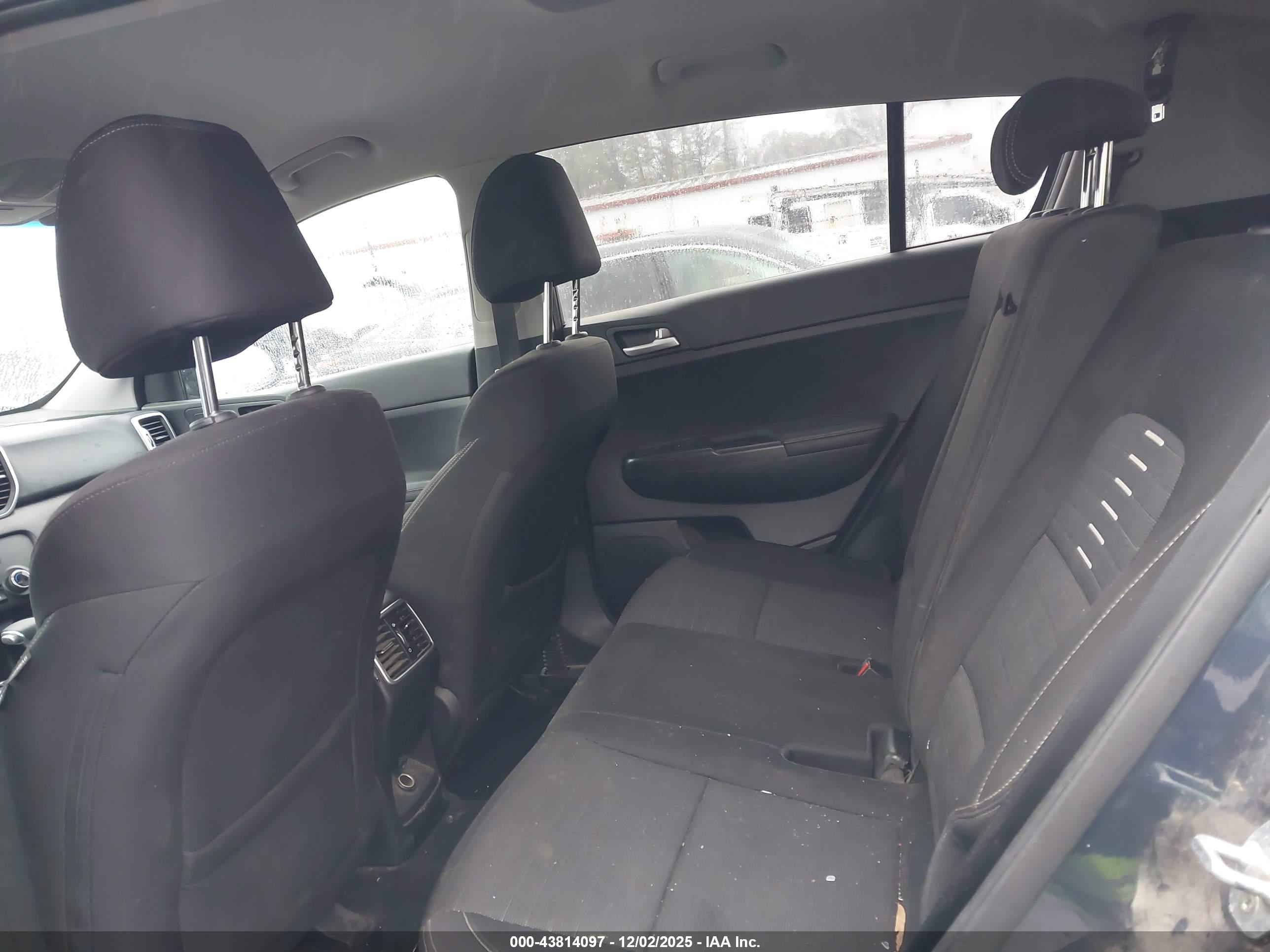 KIA SPORTAGE image 8
