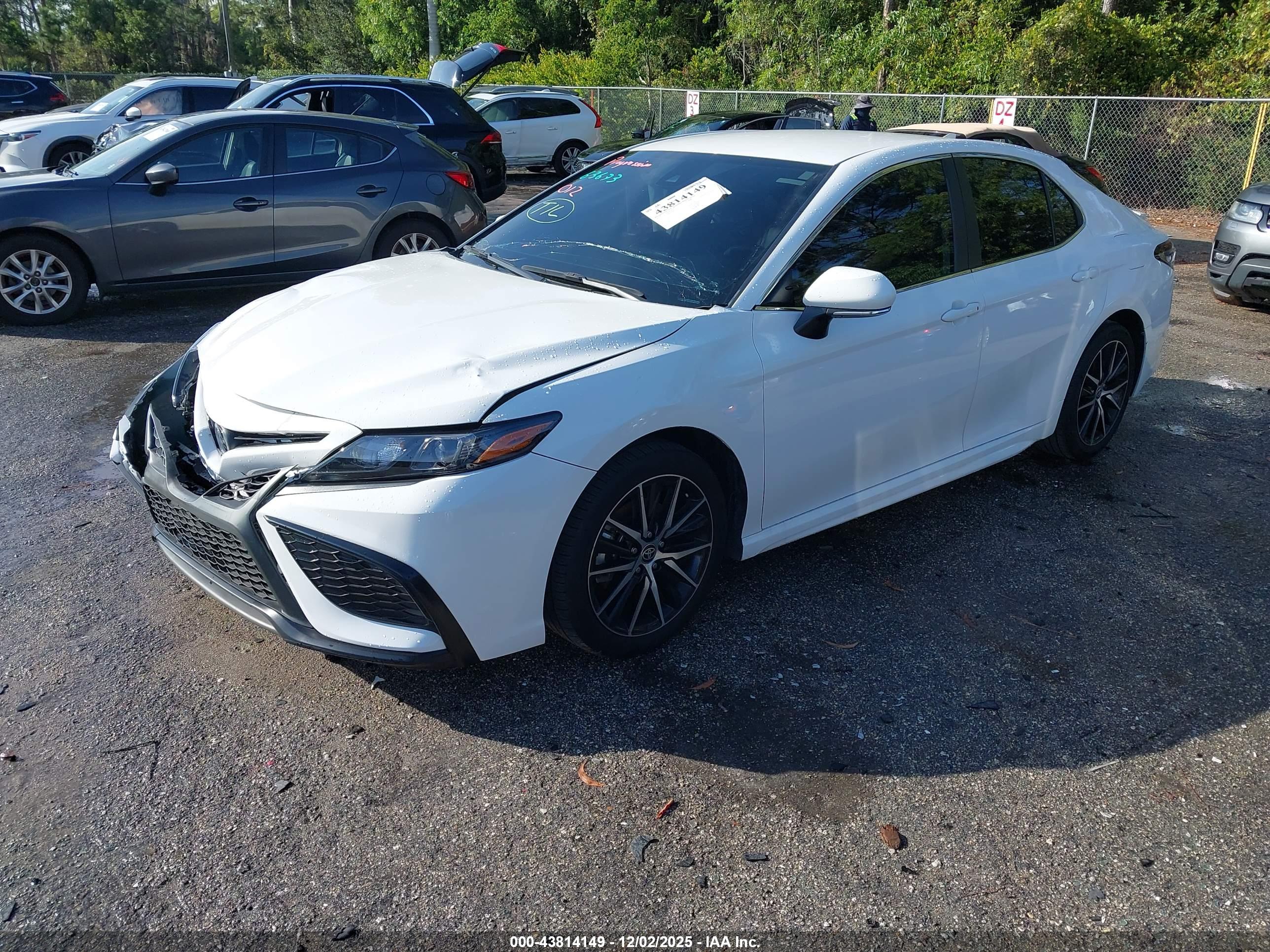 TOYOTA CAMRY image 2