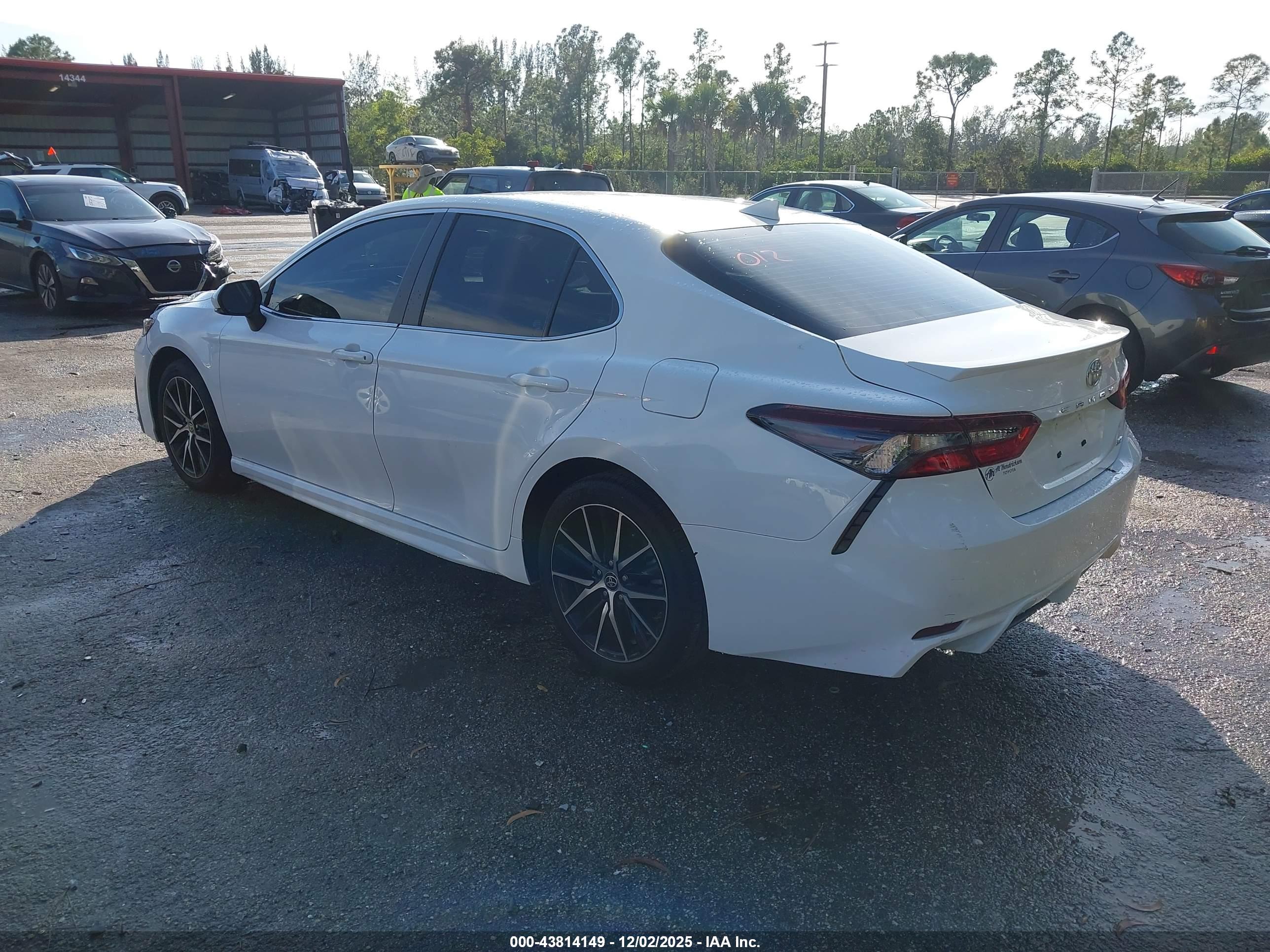 TOYOTA CAMRY image 3