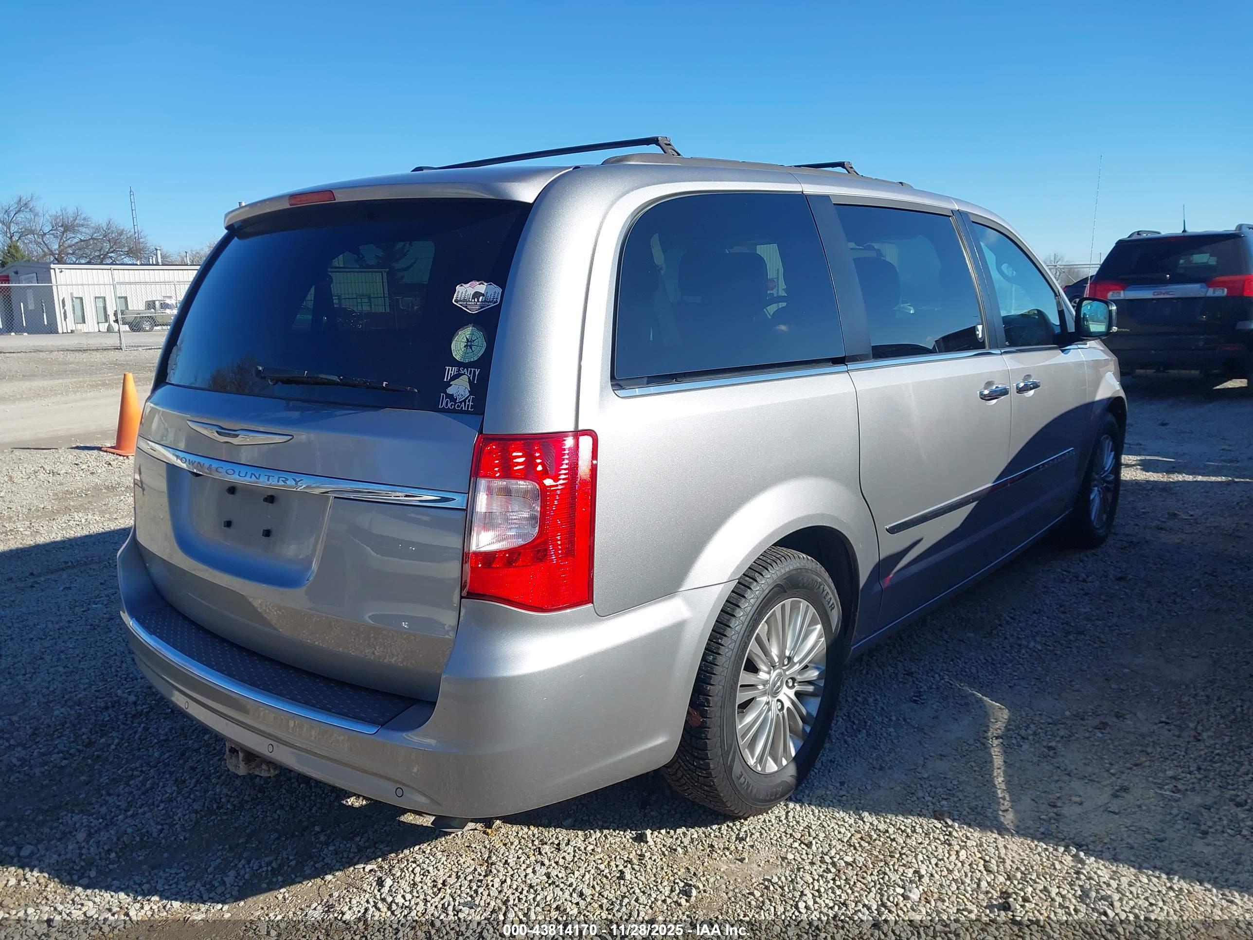 CHRYSLER TOWN image 4