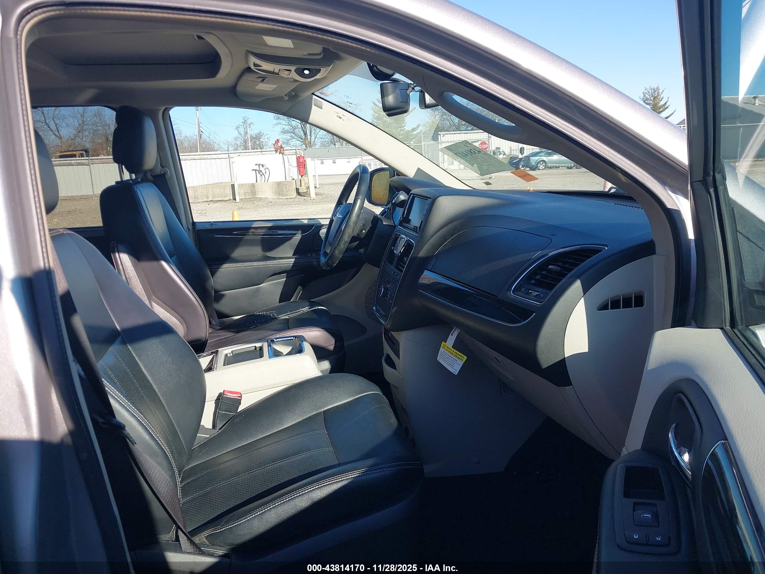 CHRYSLER TOWN image 5