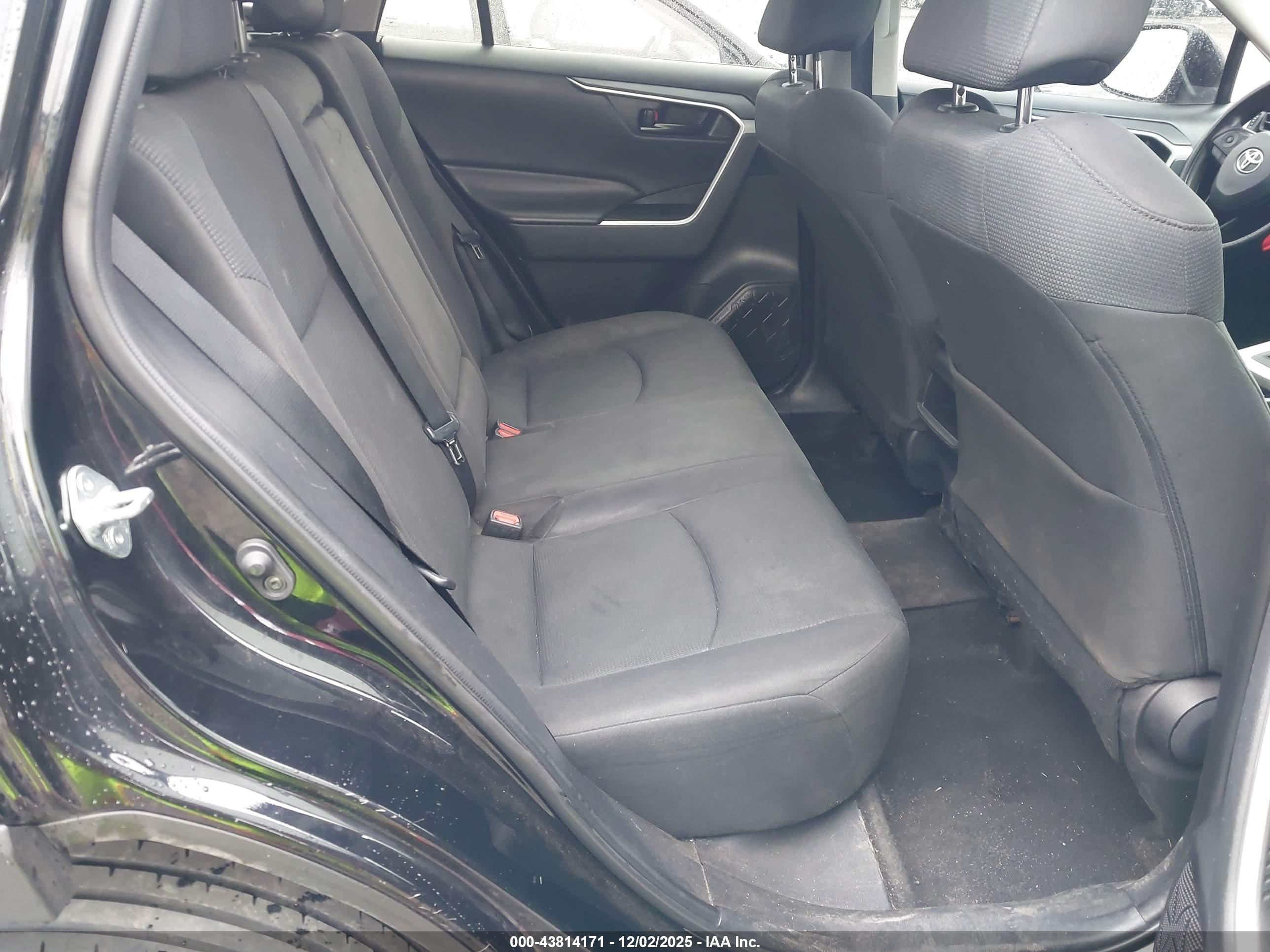 TOYOTA RAV4 image 8