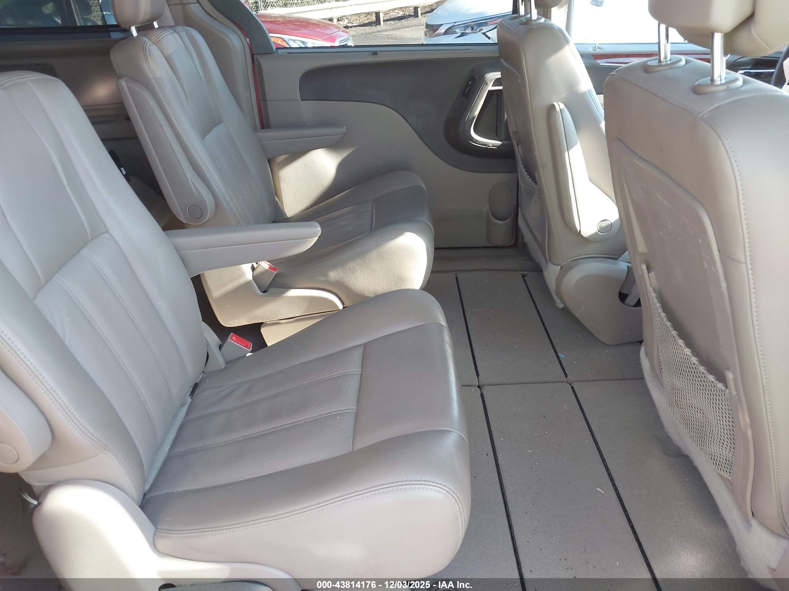 CHRYSLER TOWN image 8