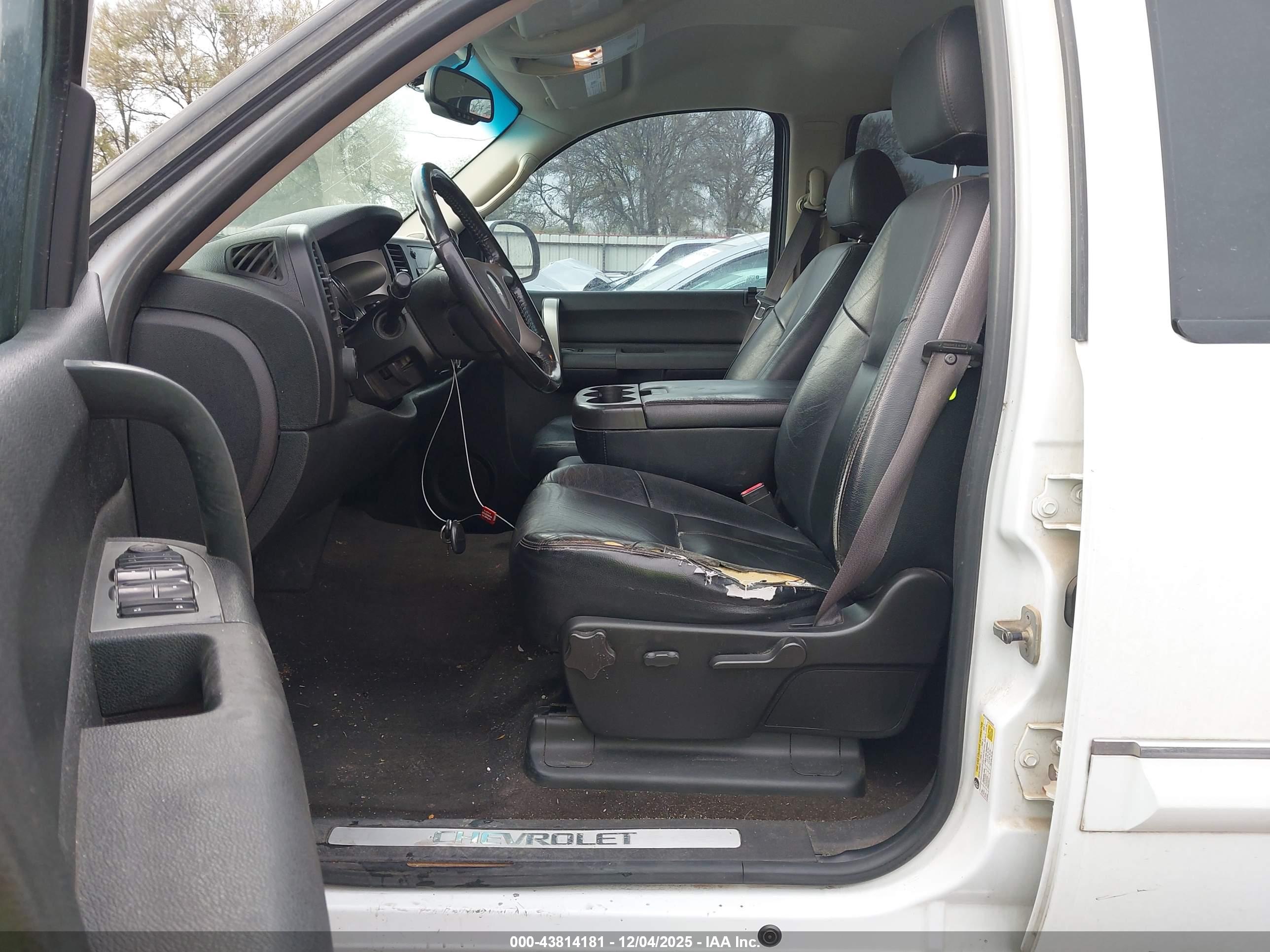 CHEVROLET SILVERADO image 5