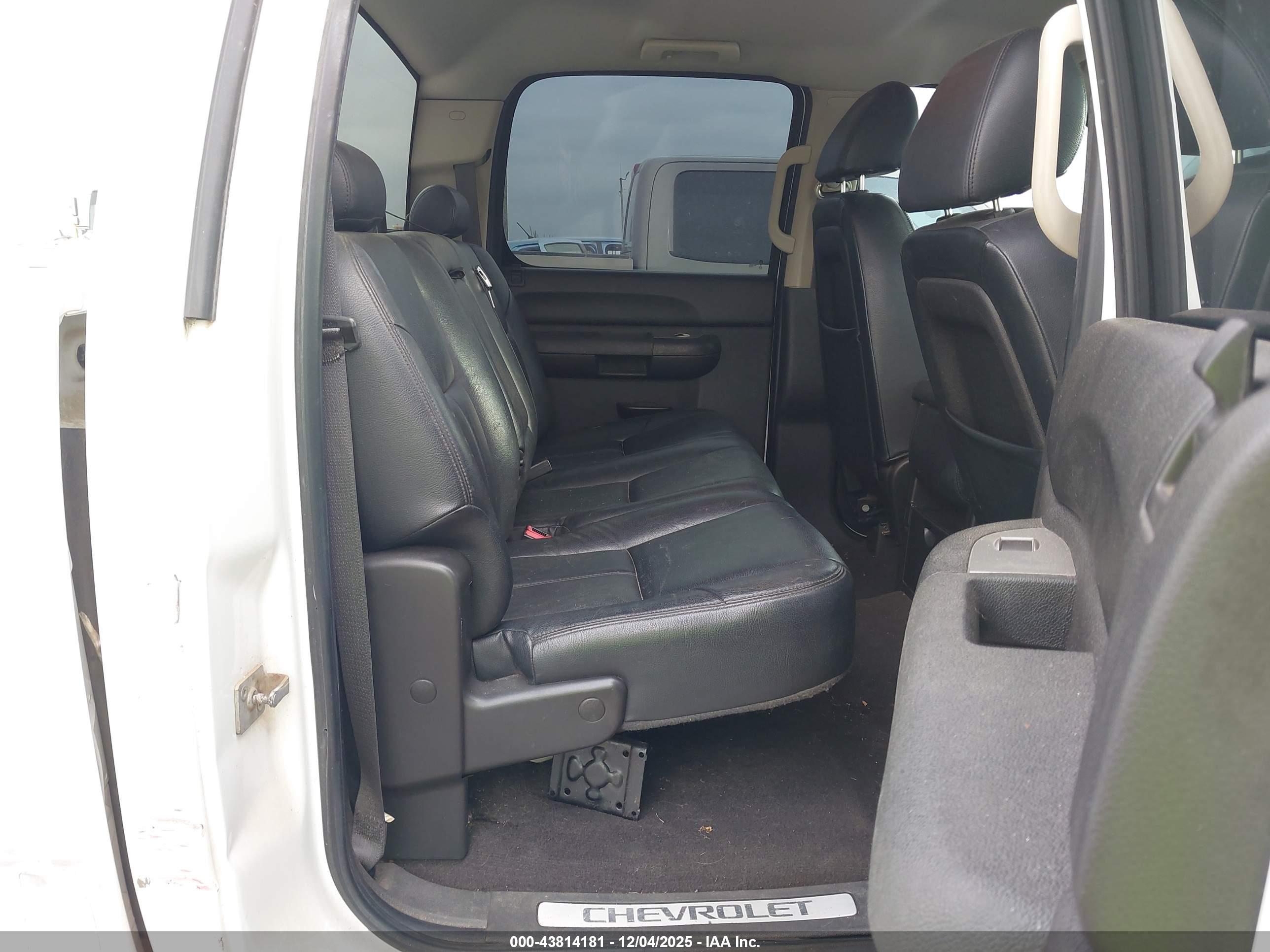 CHEVROLET SILVERADO image 8