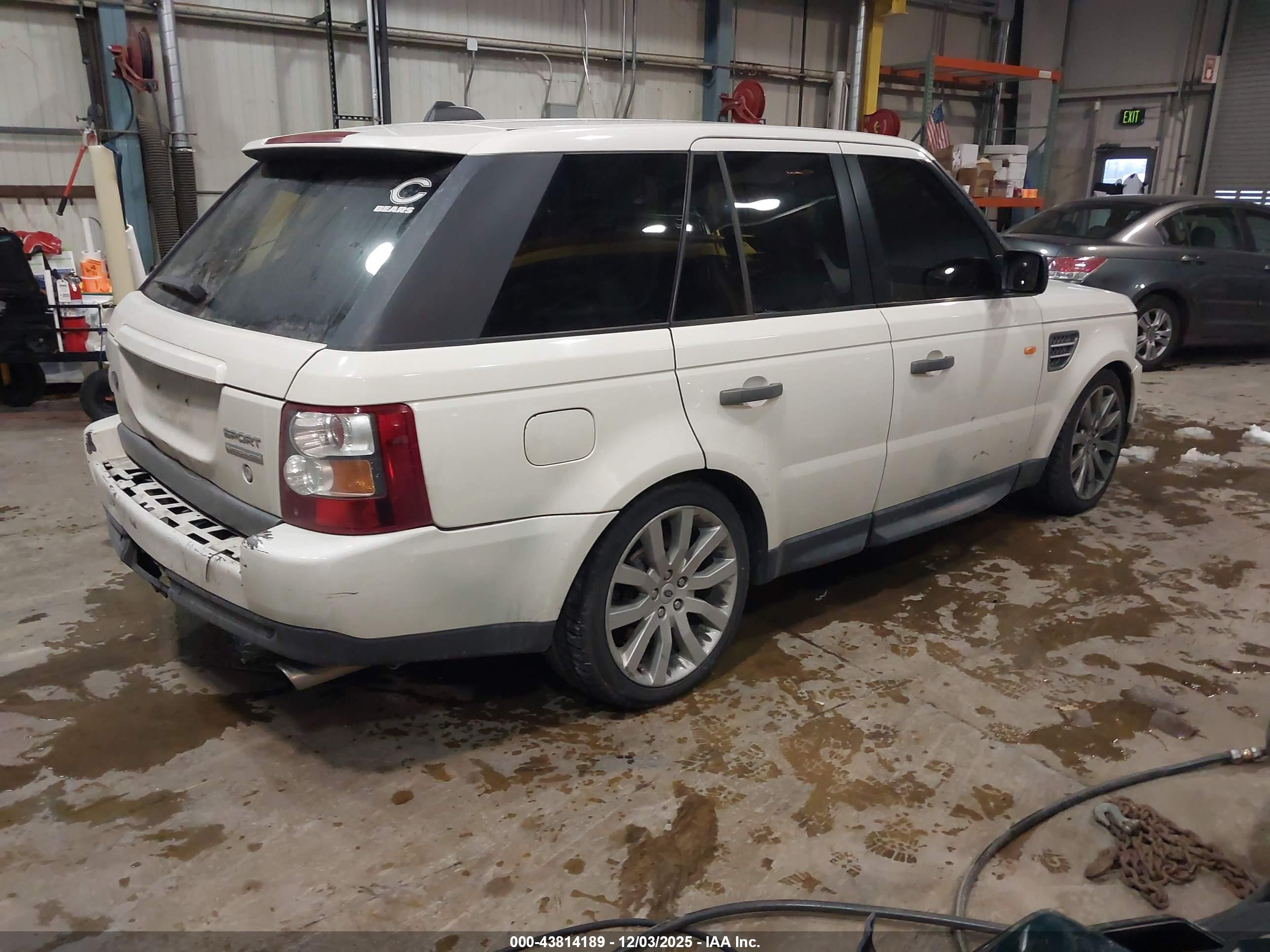 LAND ROVER image 4