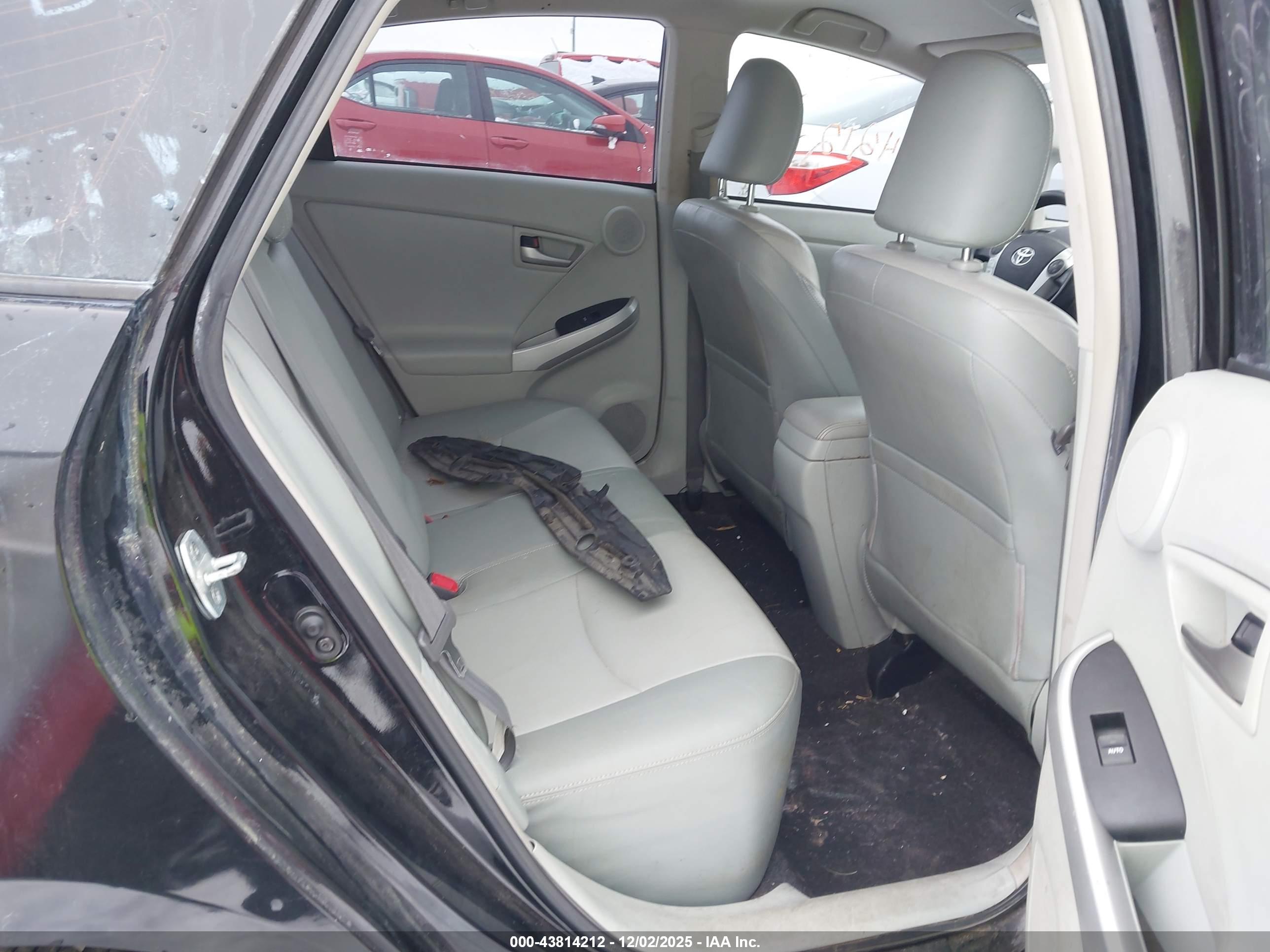 TOYOTA PRIUS image 8