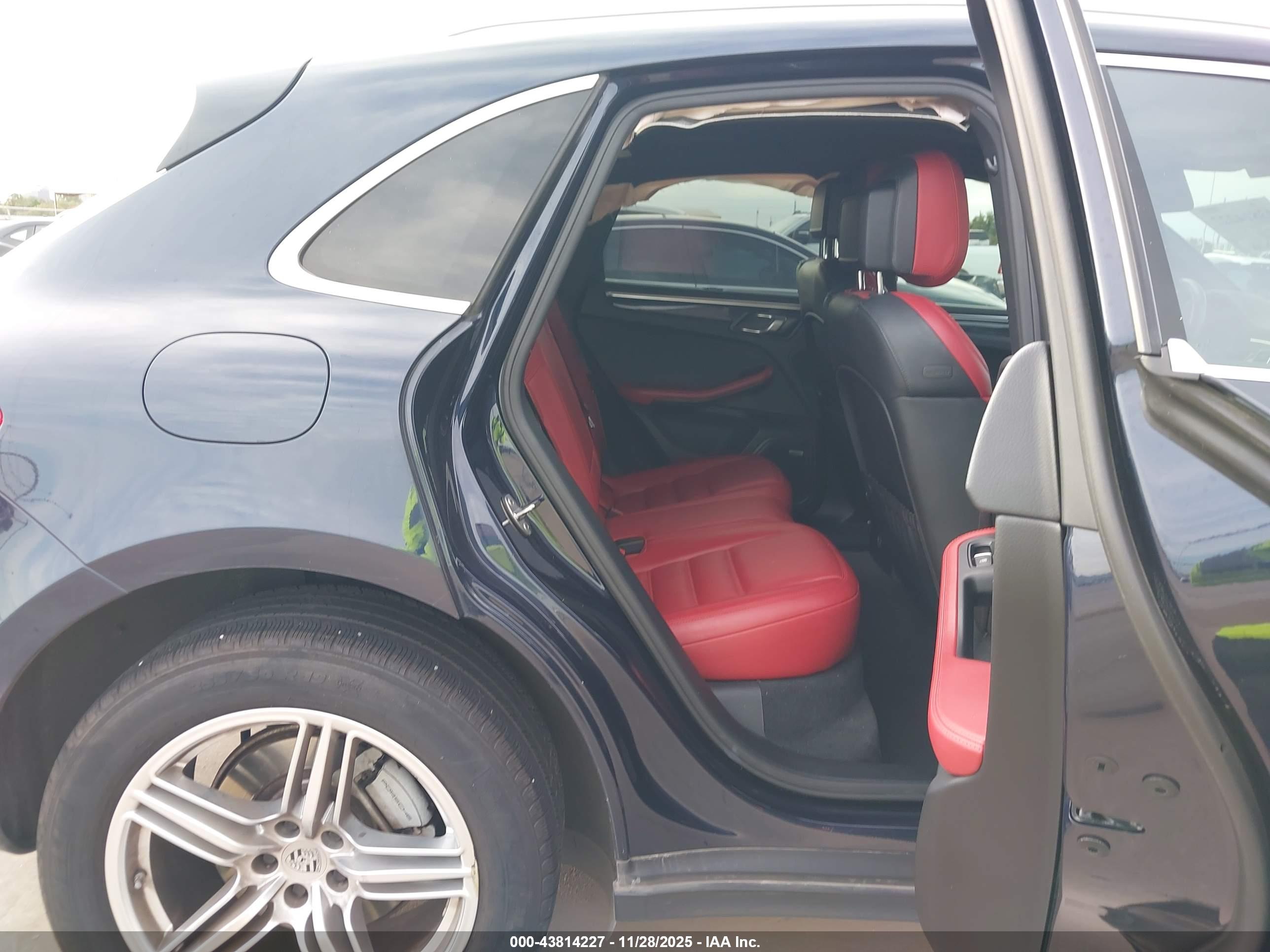 PORSCHE MACAN image 8