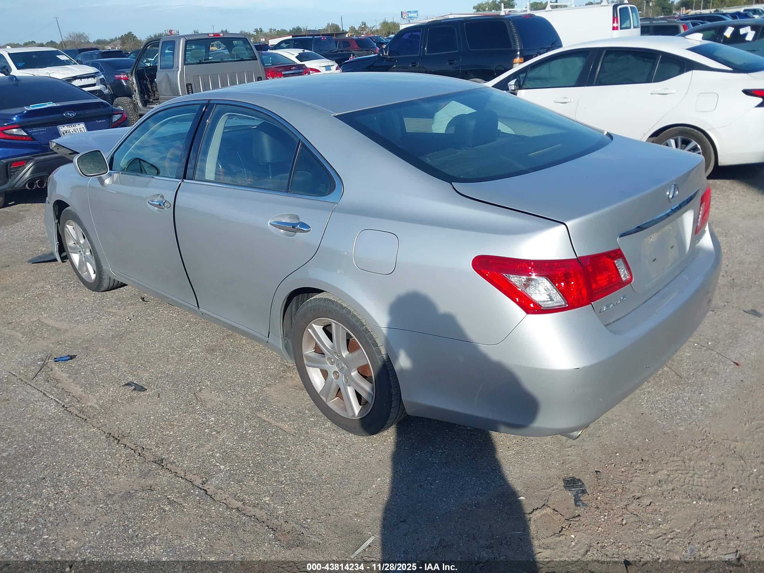 LEXUS ES image 3