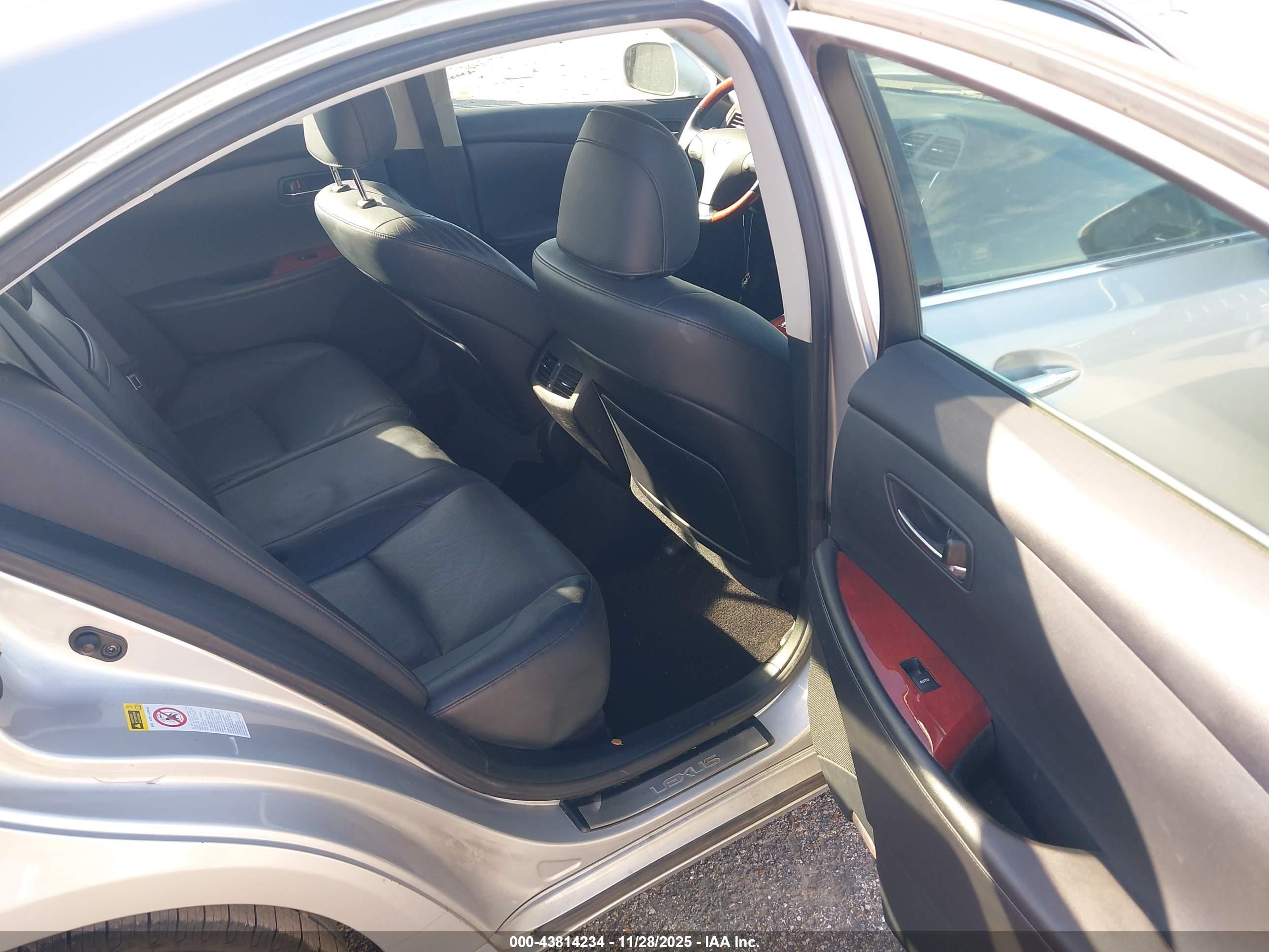LEXUS ES image 8