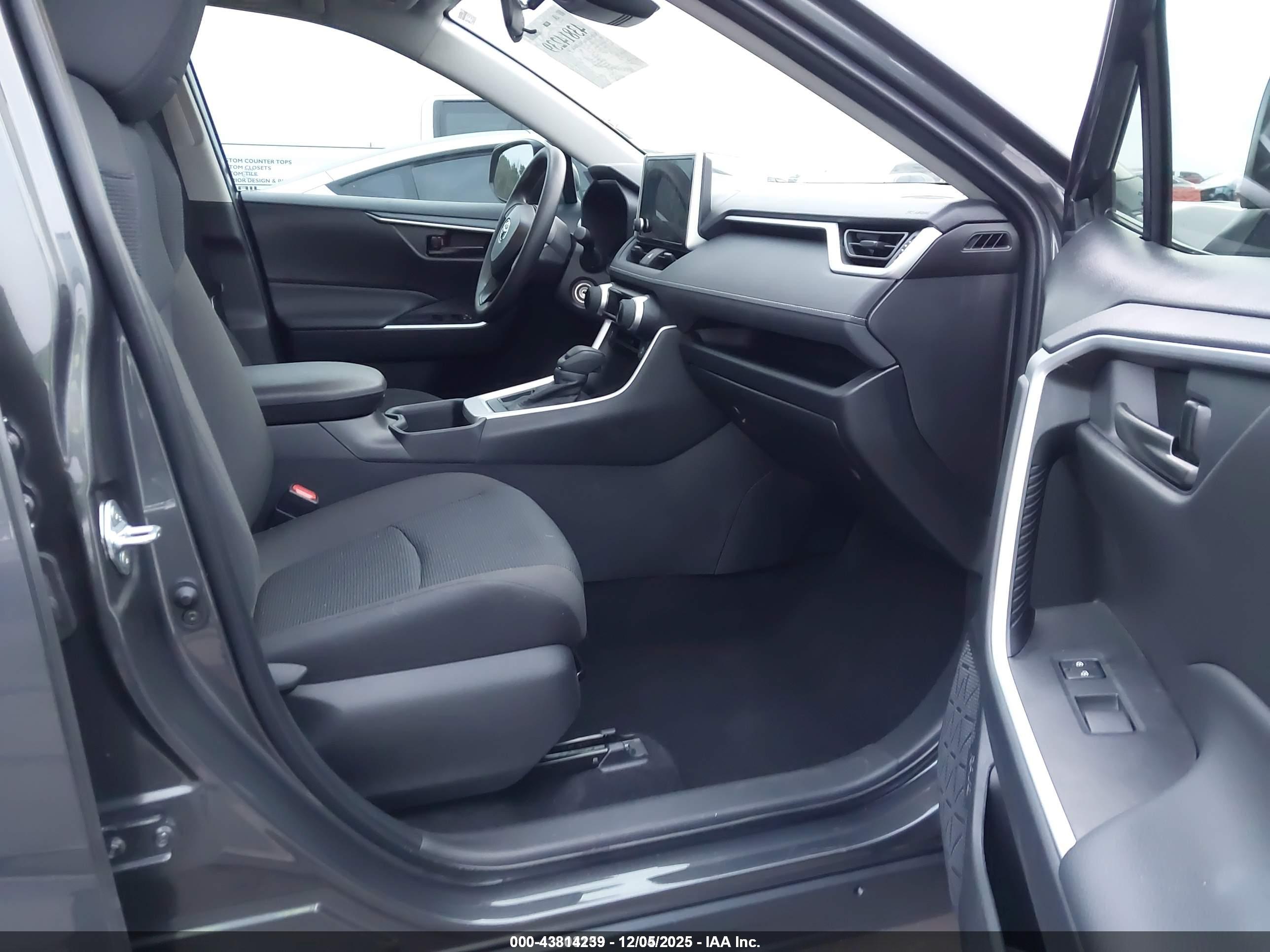 TOYOTA RAV4 image 5