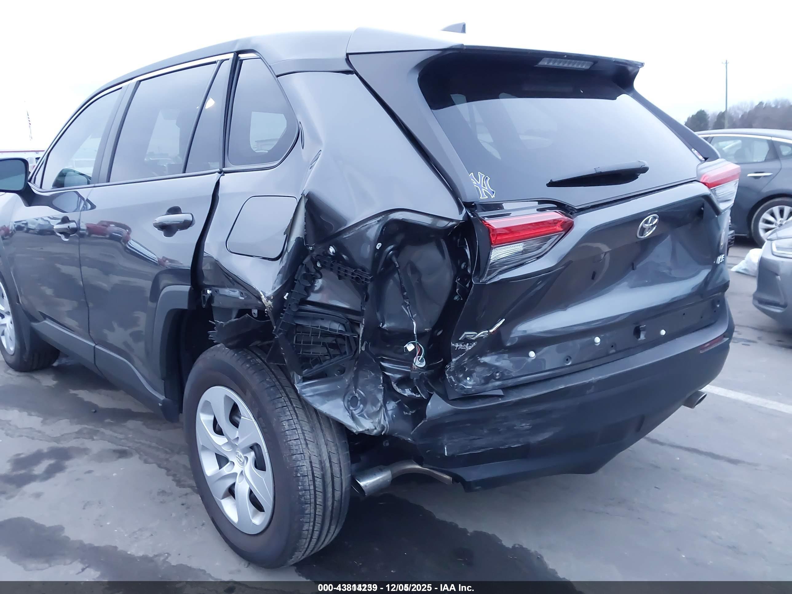TOYOTA RAV4 image 6