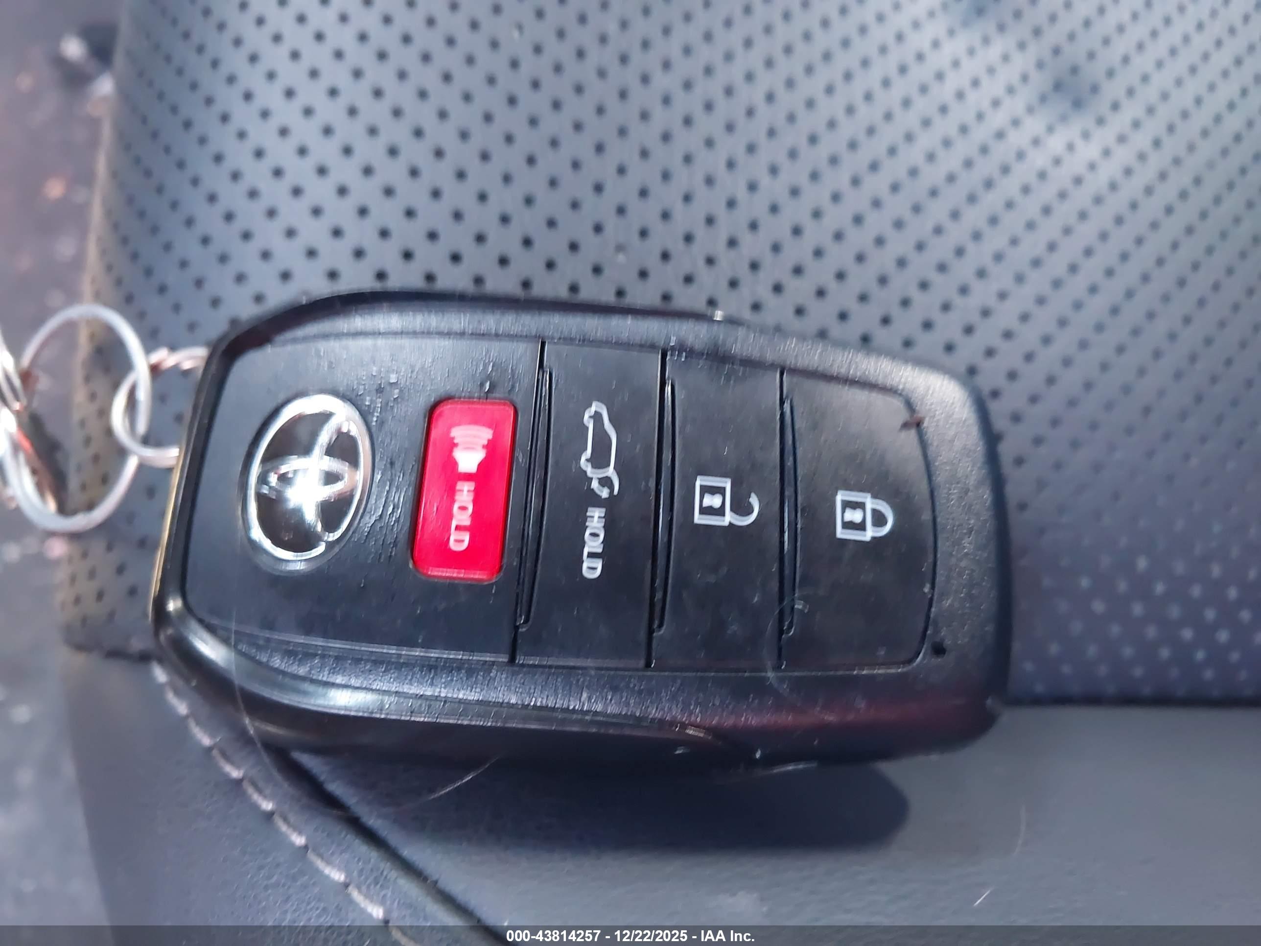 TOYOTA PRIUS image 11