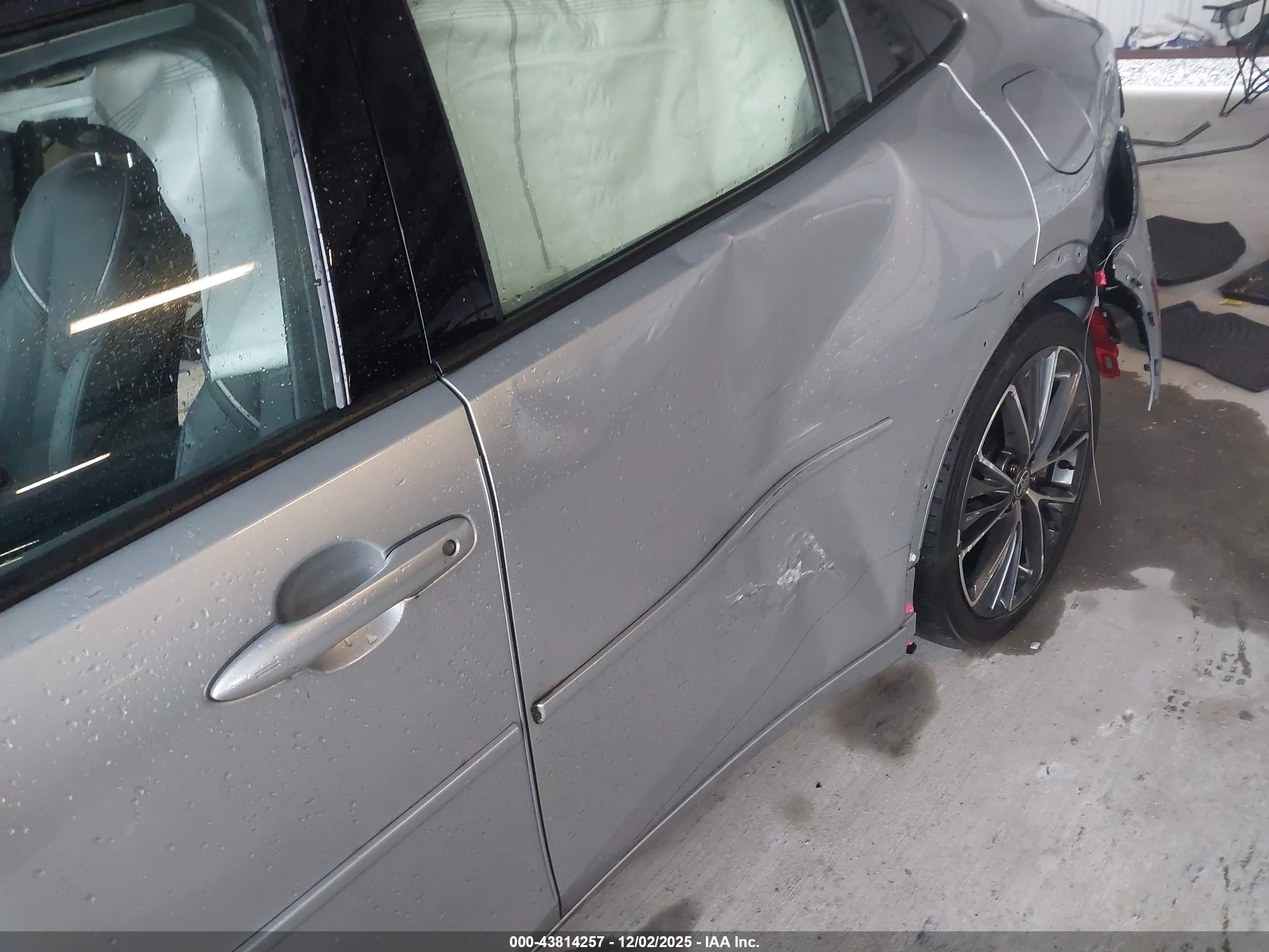 TOYOTA PRIUS image 6