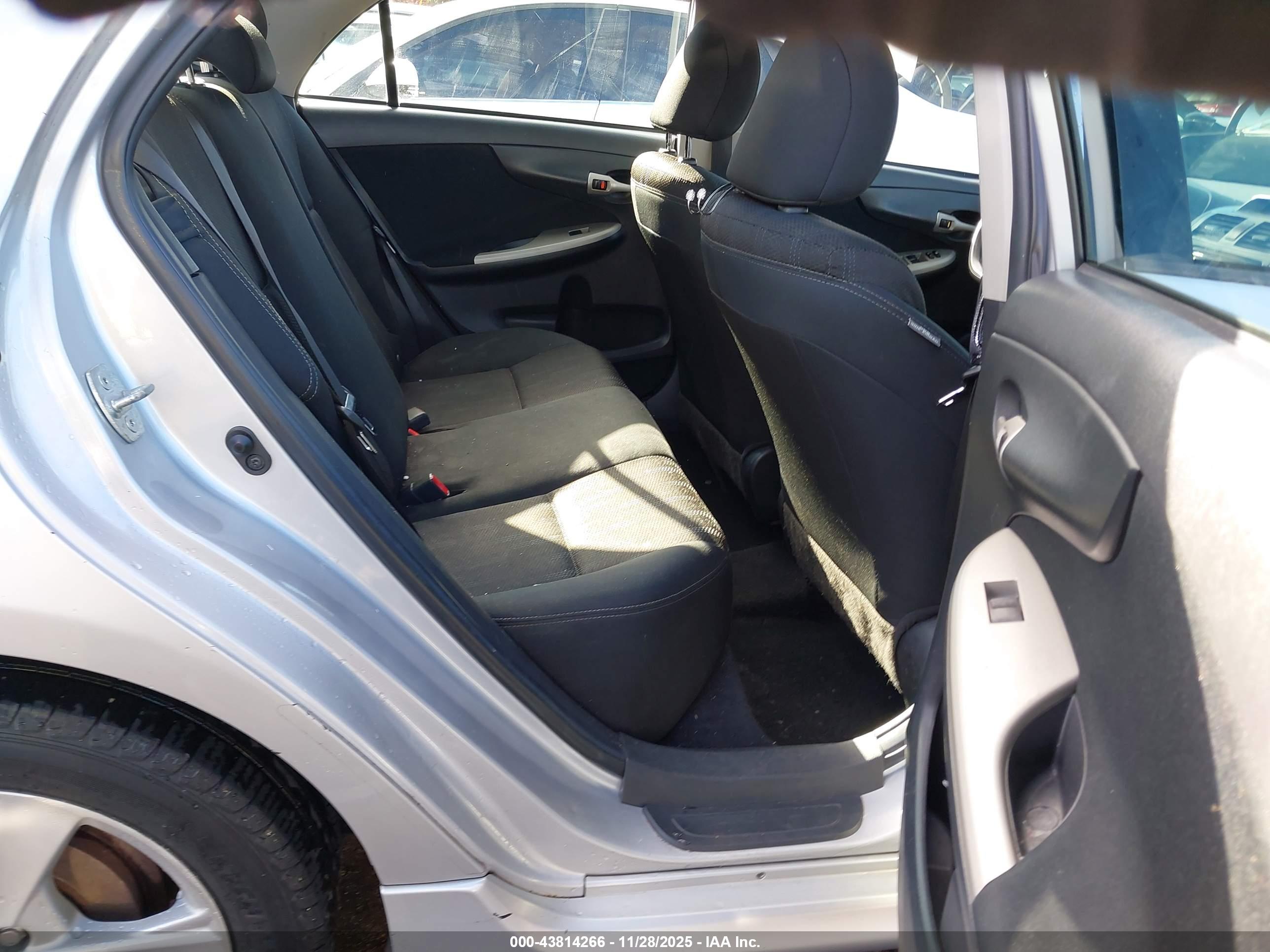 TOYOTA COROLLA image 8