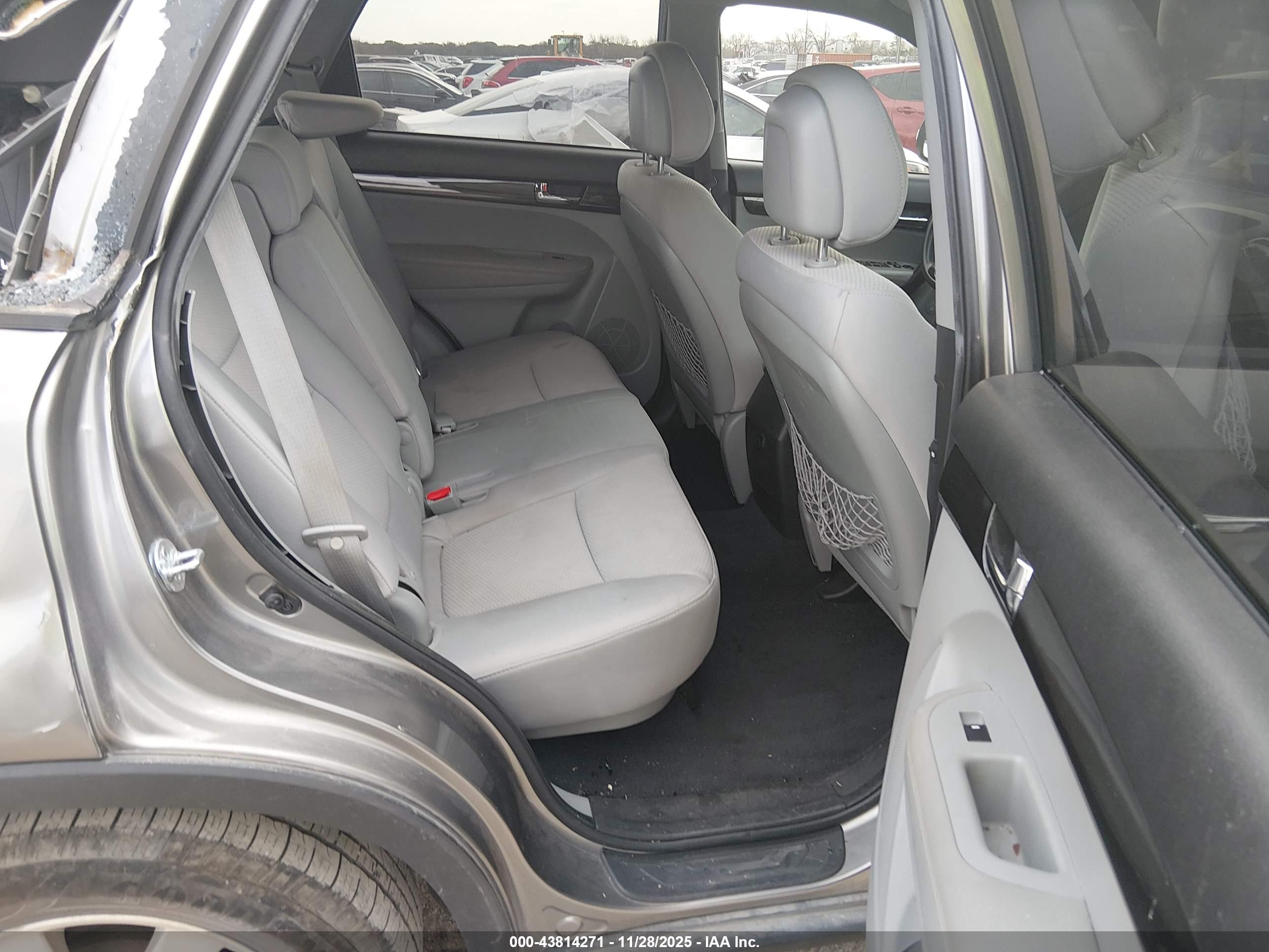 KIA SORENTO image 8