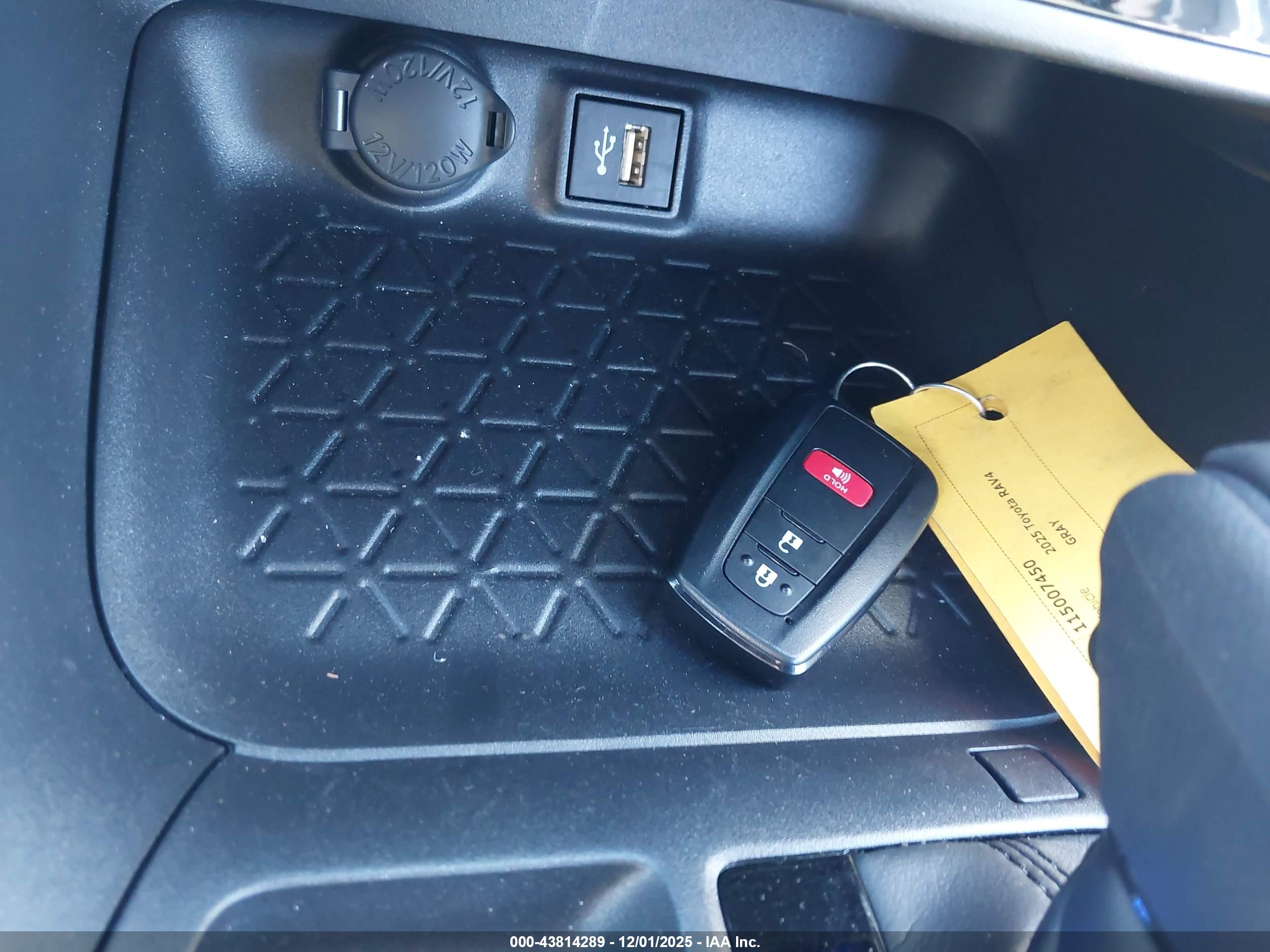 TOYOTA RAV4 image 11