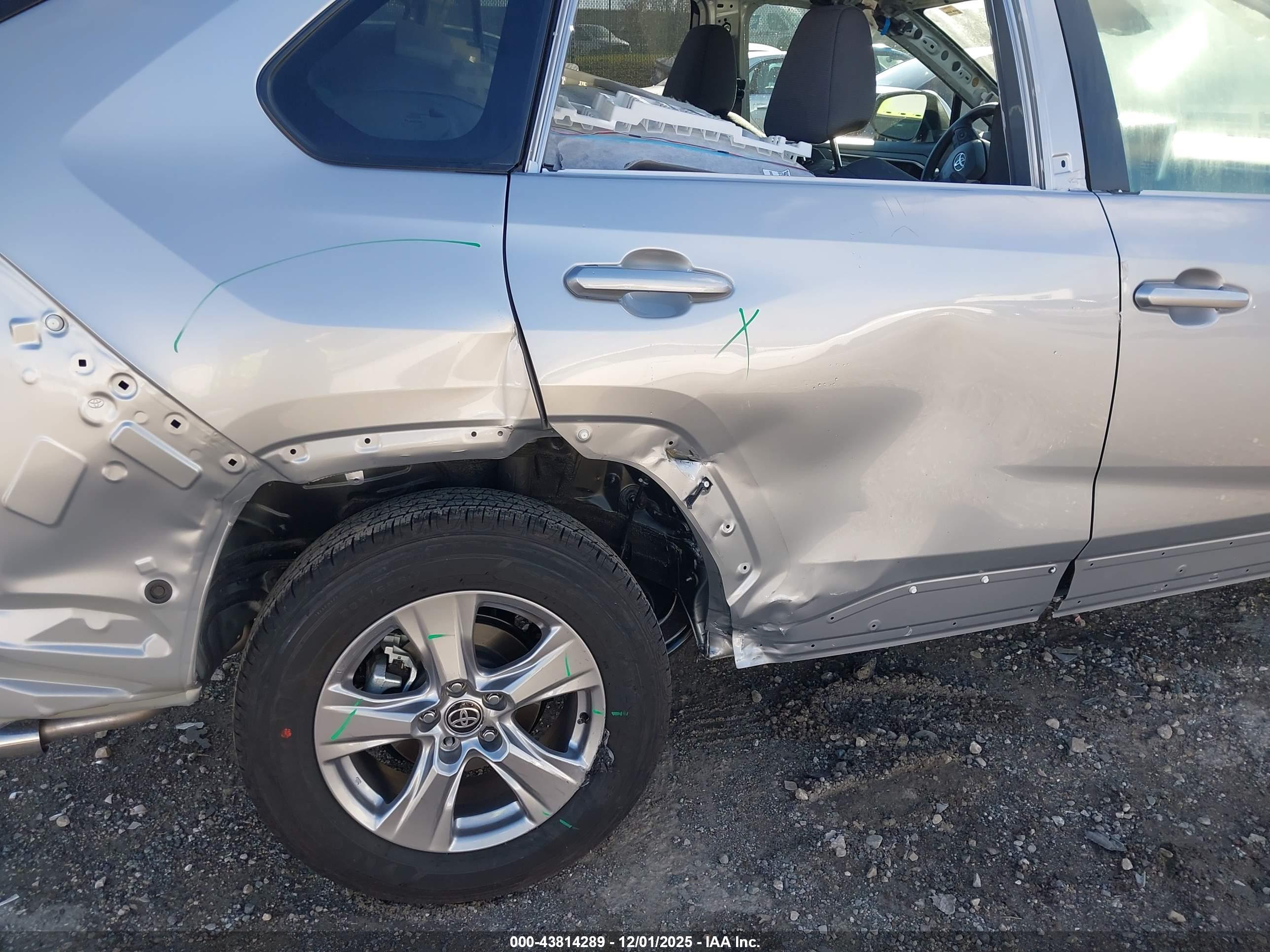 TOYOTA RAV4 image 6