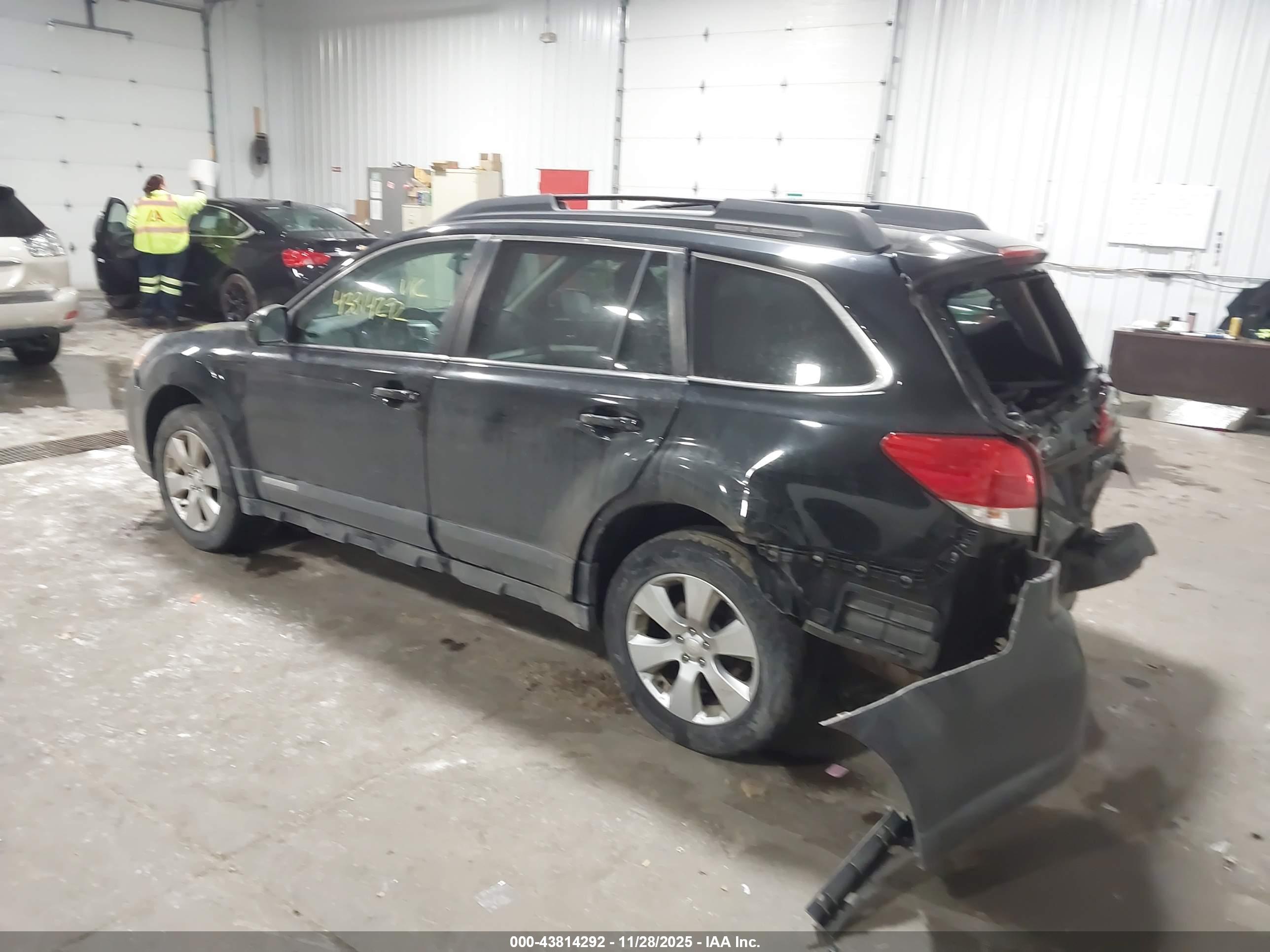 SUBARU OUTBACK image 3