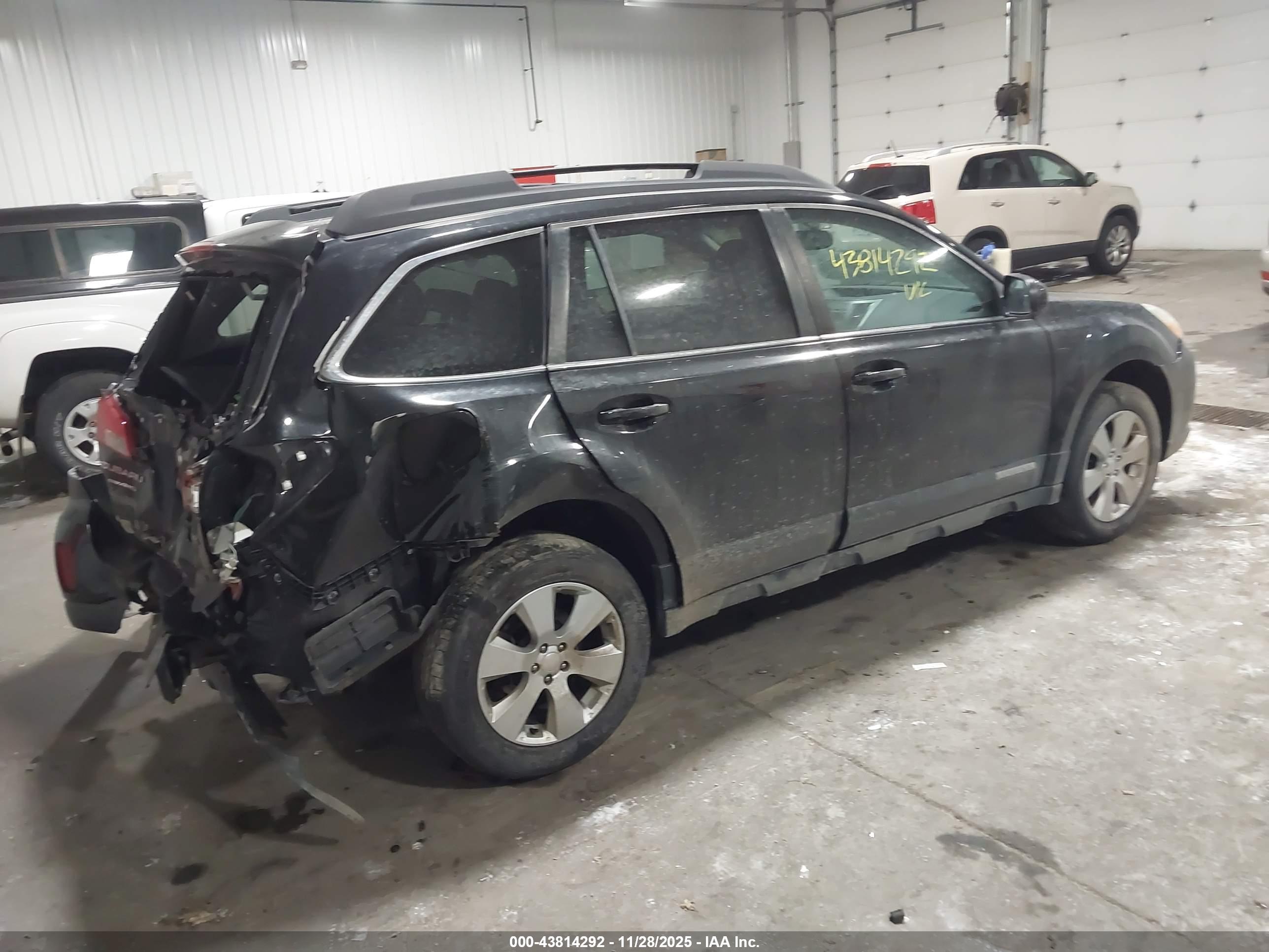 SUBARU OUTBACK image 4
