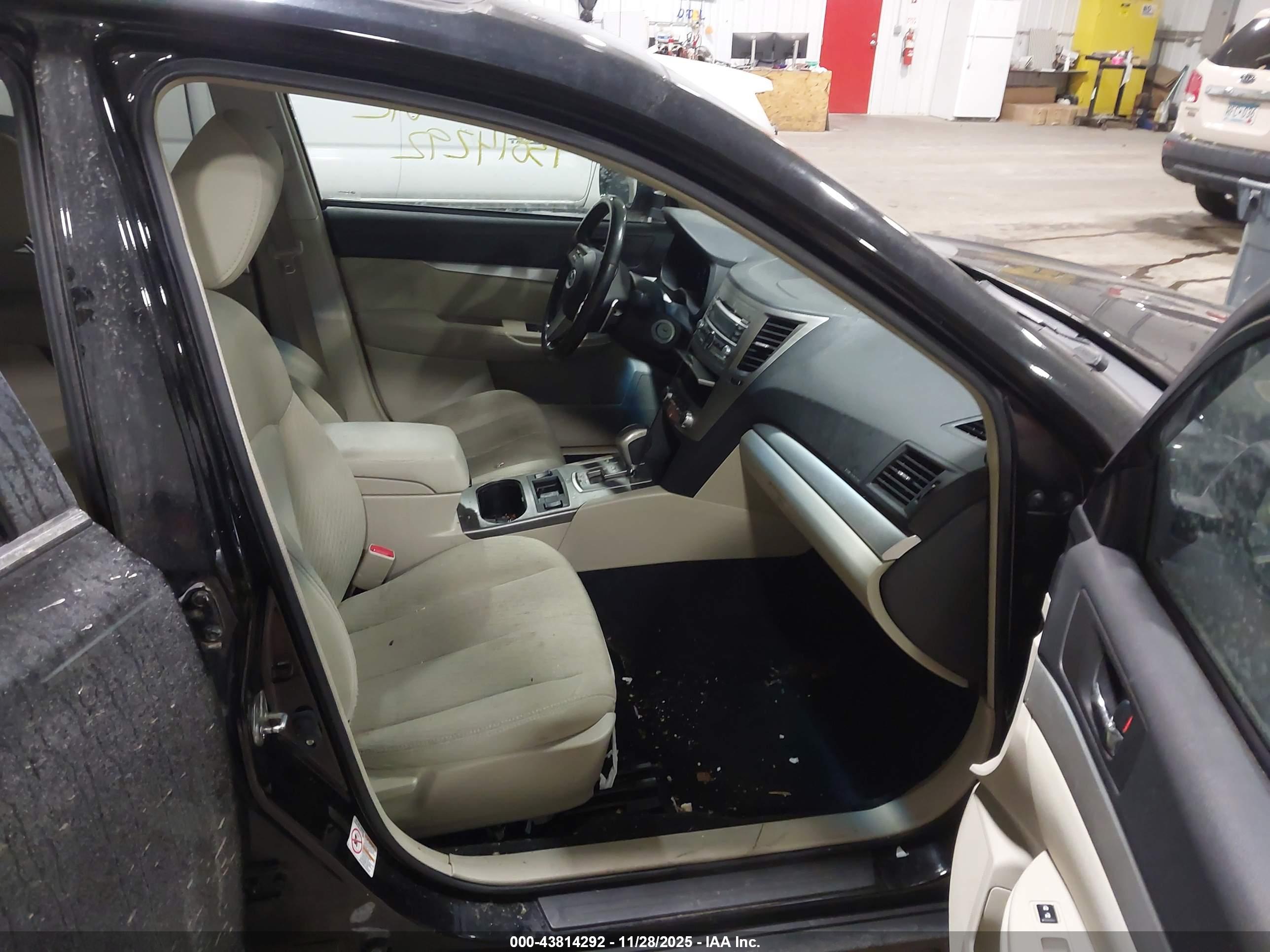 SUBARU OUTBACK image 5
