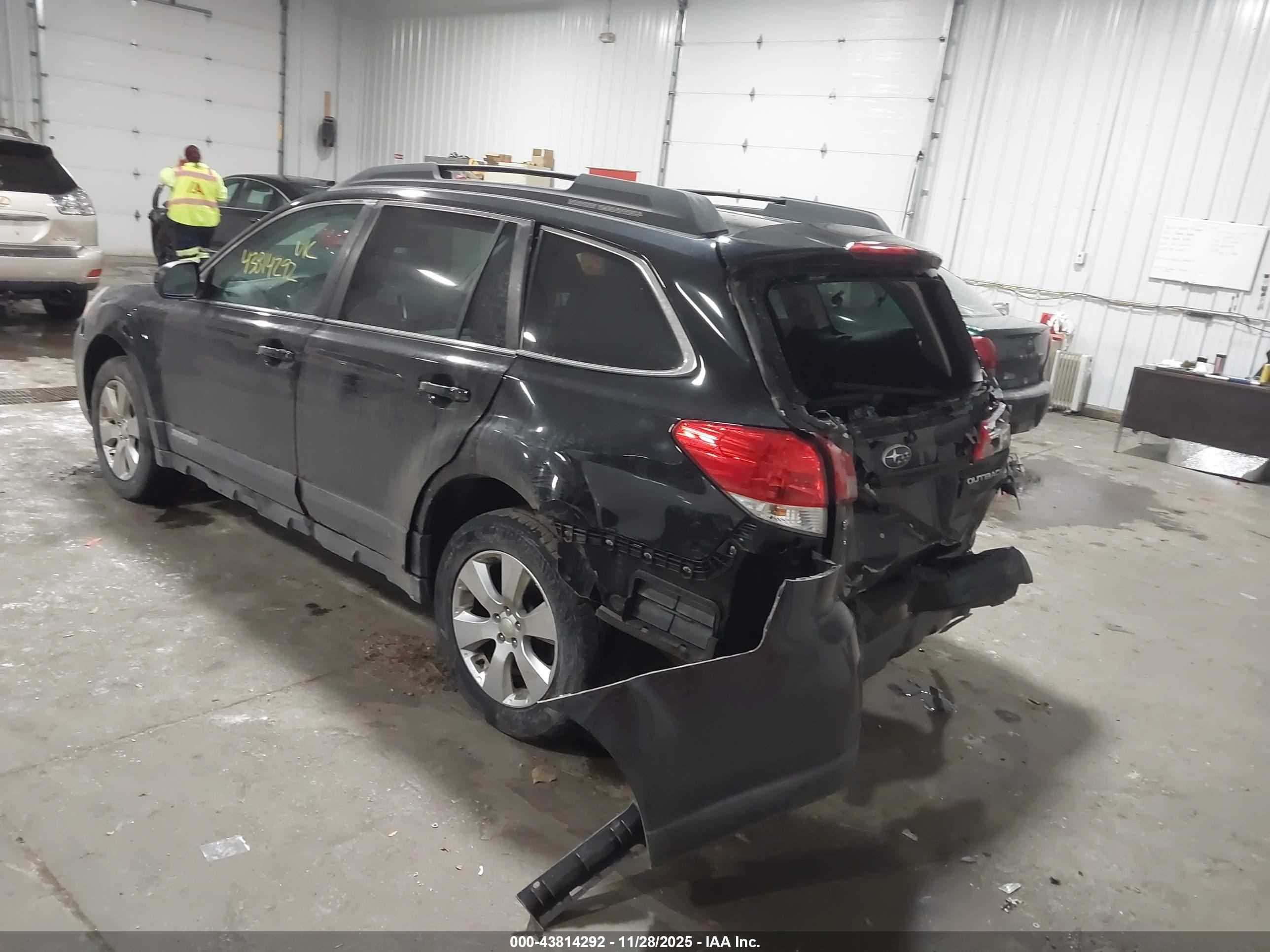 SUBARU OUTBACK image 6