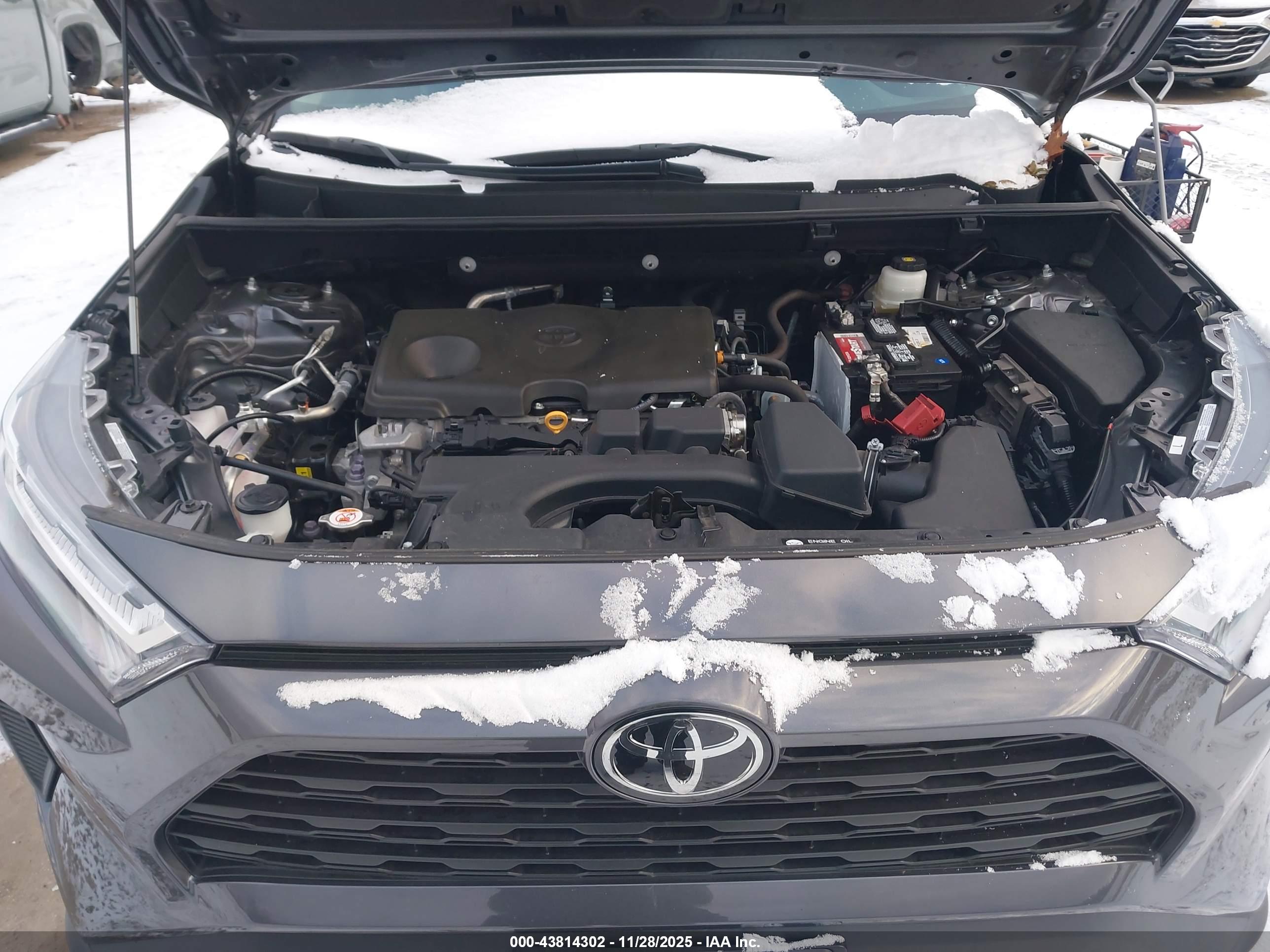 TOYOTA RAV4 image 10