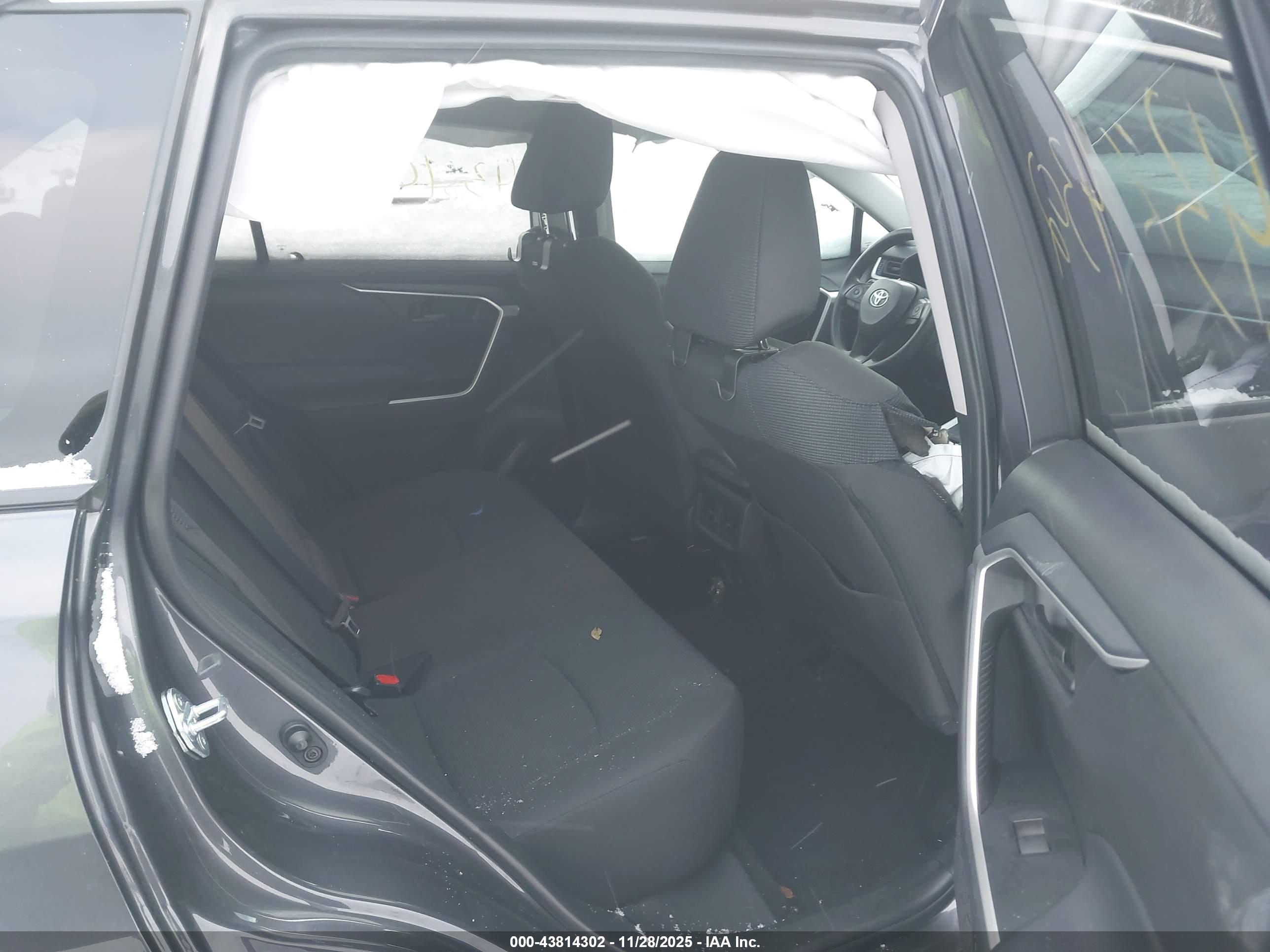 TOYOTA RAV4 image 8