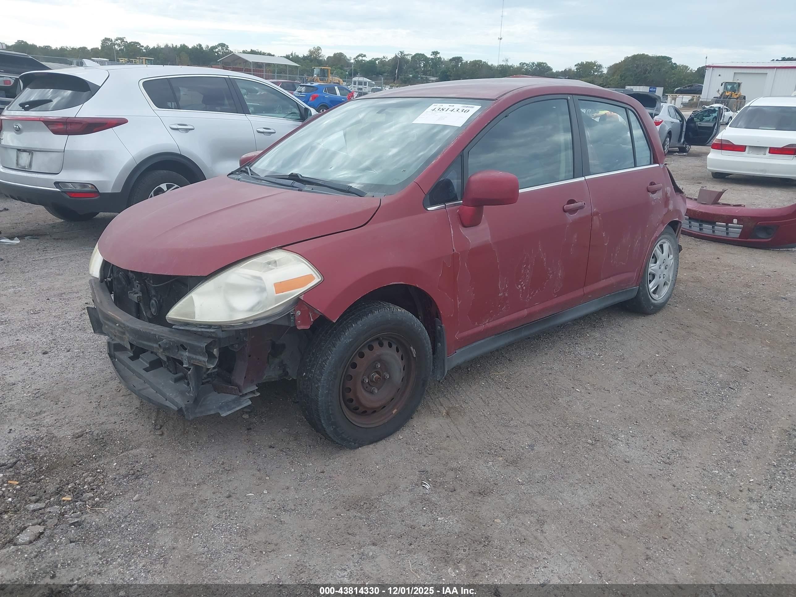 NISSAN VERSA image 2