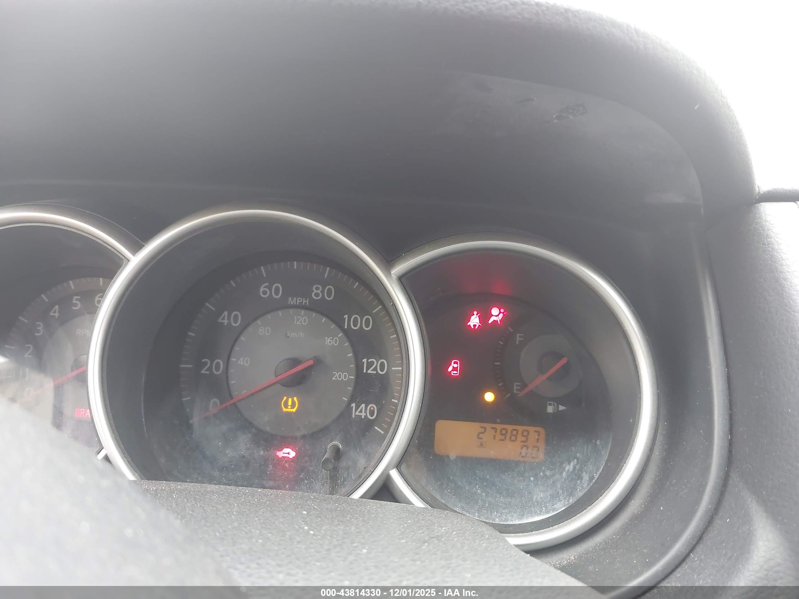 NISSAN VERSA image 7