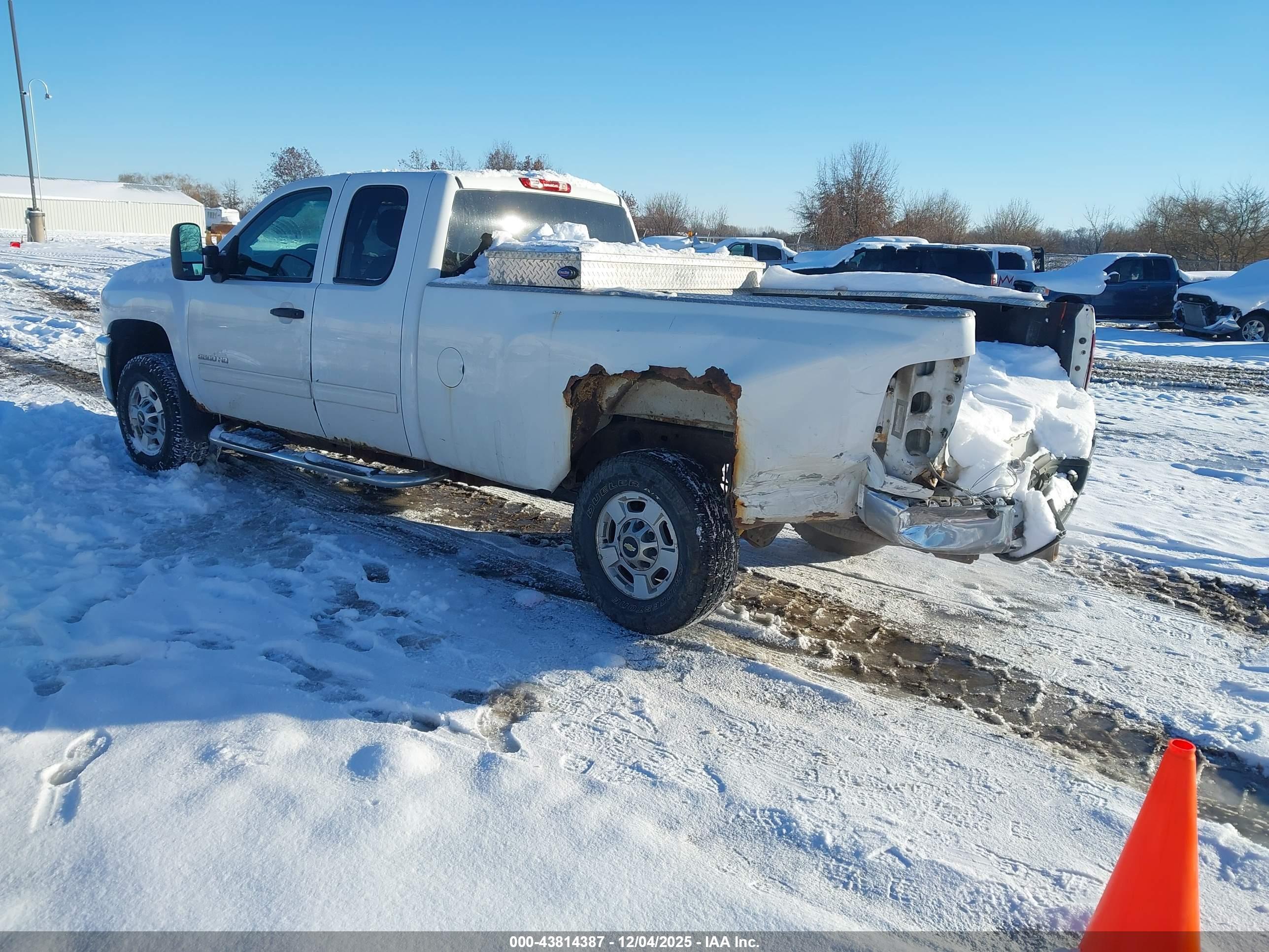 CHEVROLET SILVERADO image 3