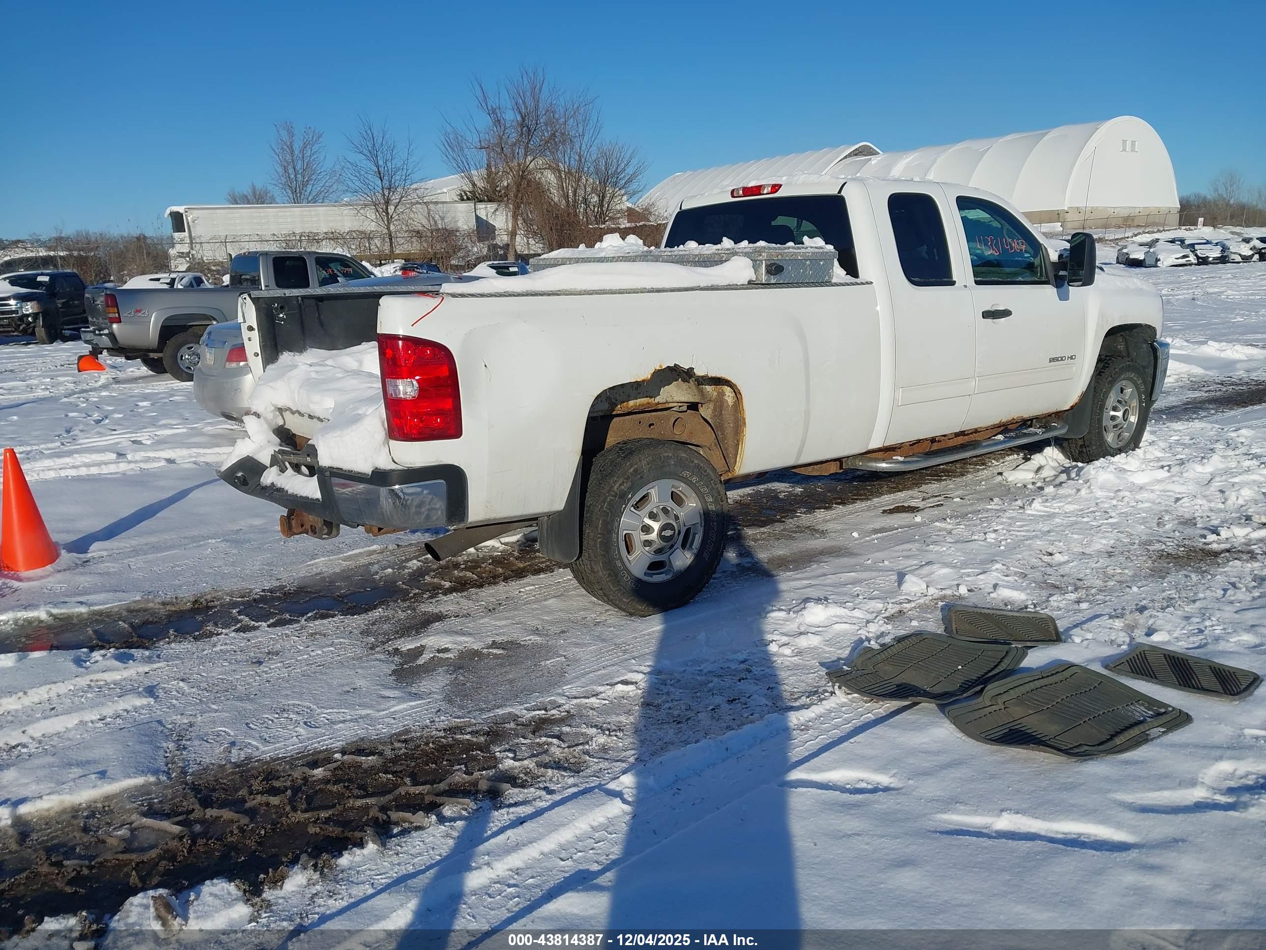 CHEVROLET SILVERADO image 4
