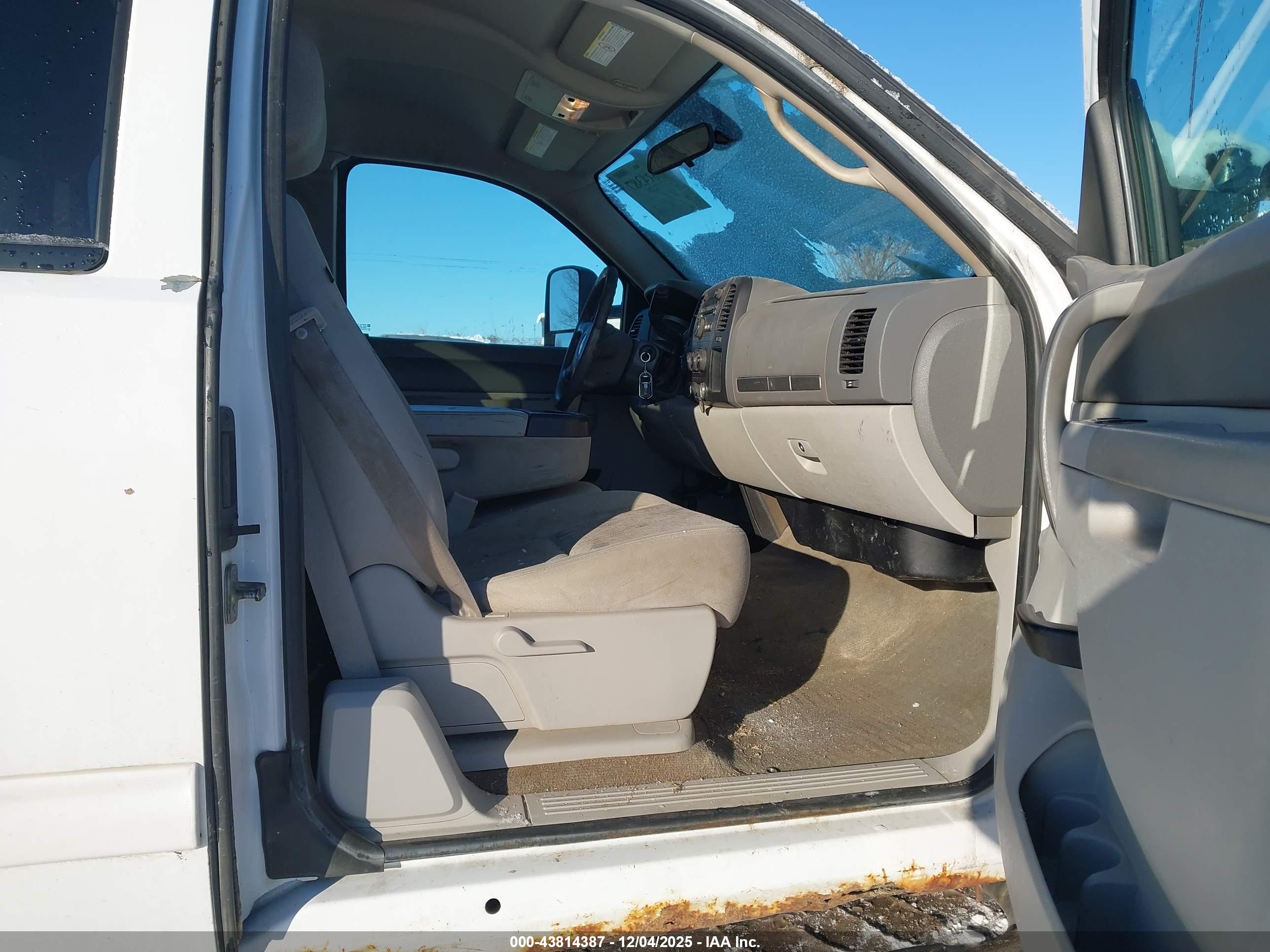 CHEVROLET SILVERADO image 5