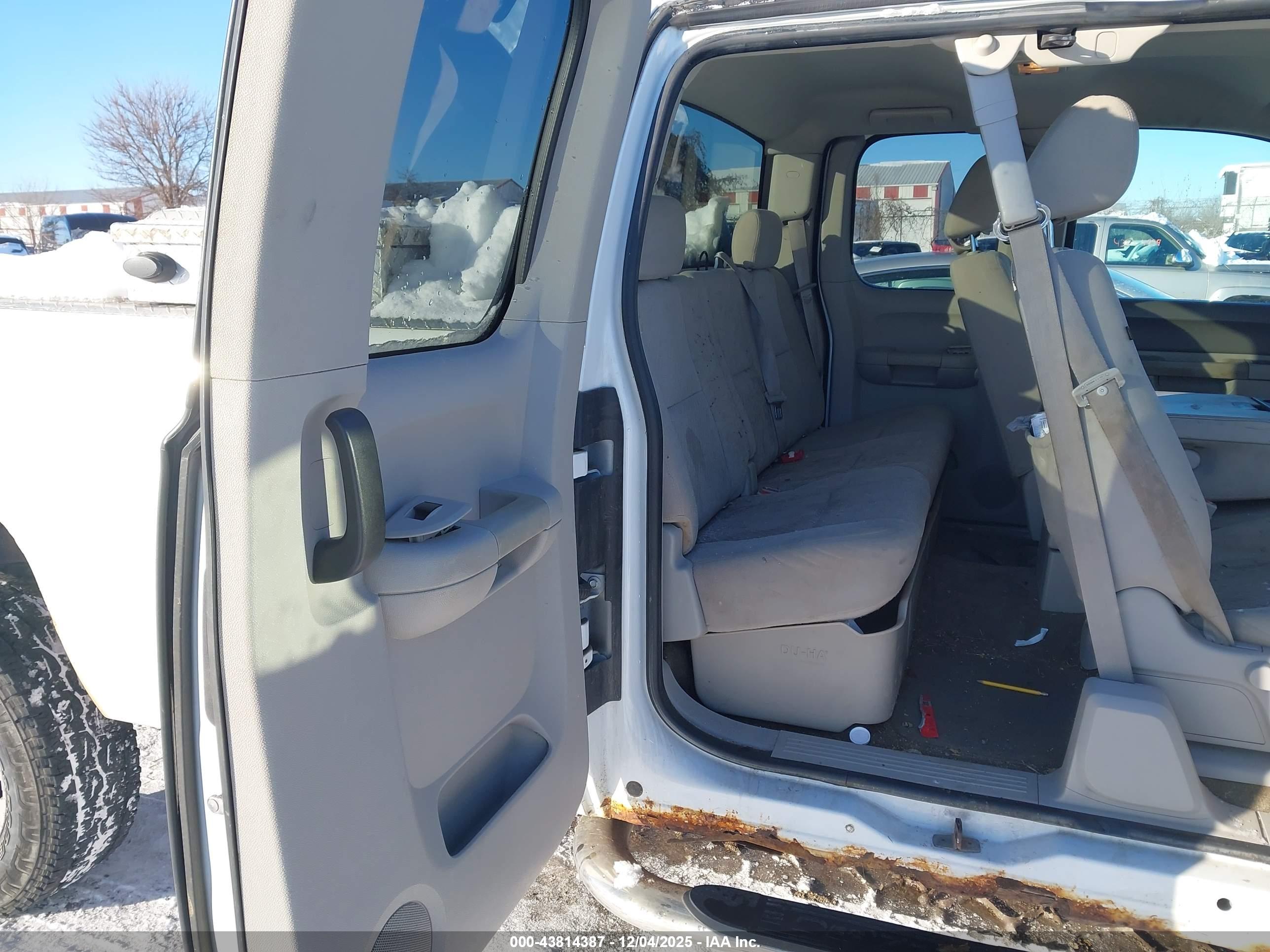 CHEVROLET SILVERADO image 8