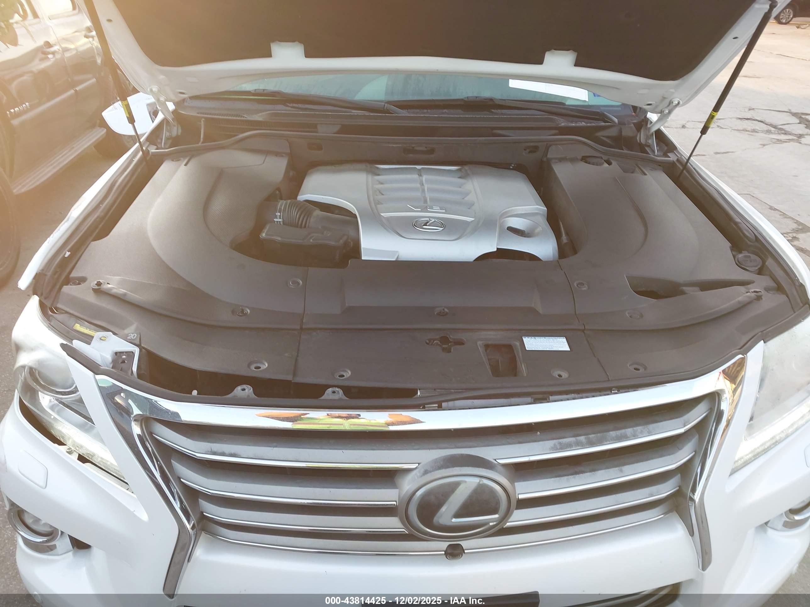 LEXUS LX image 10