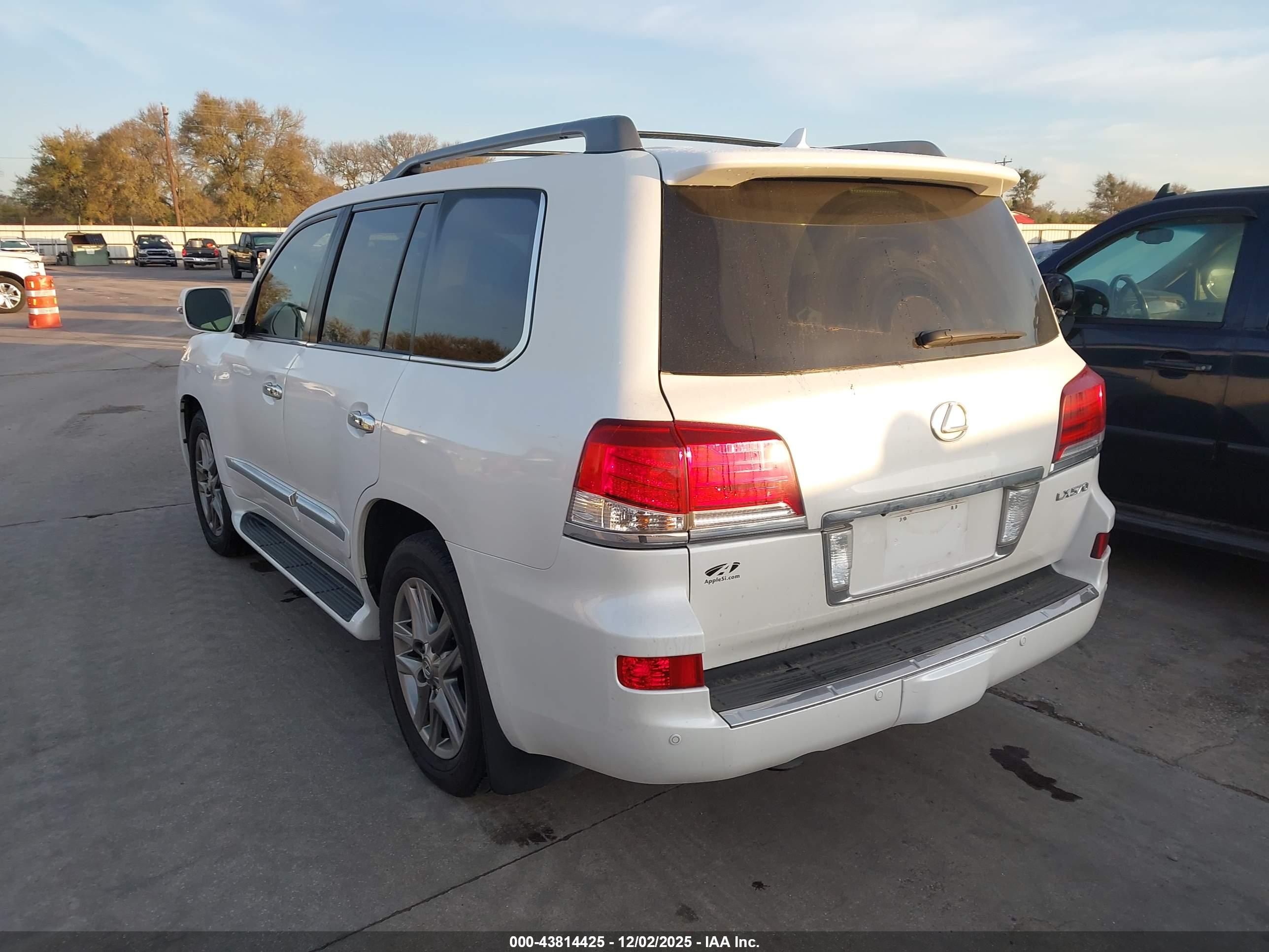 LEXUS LX image 3