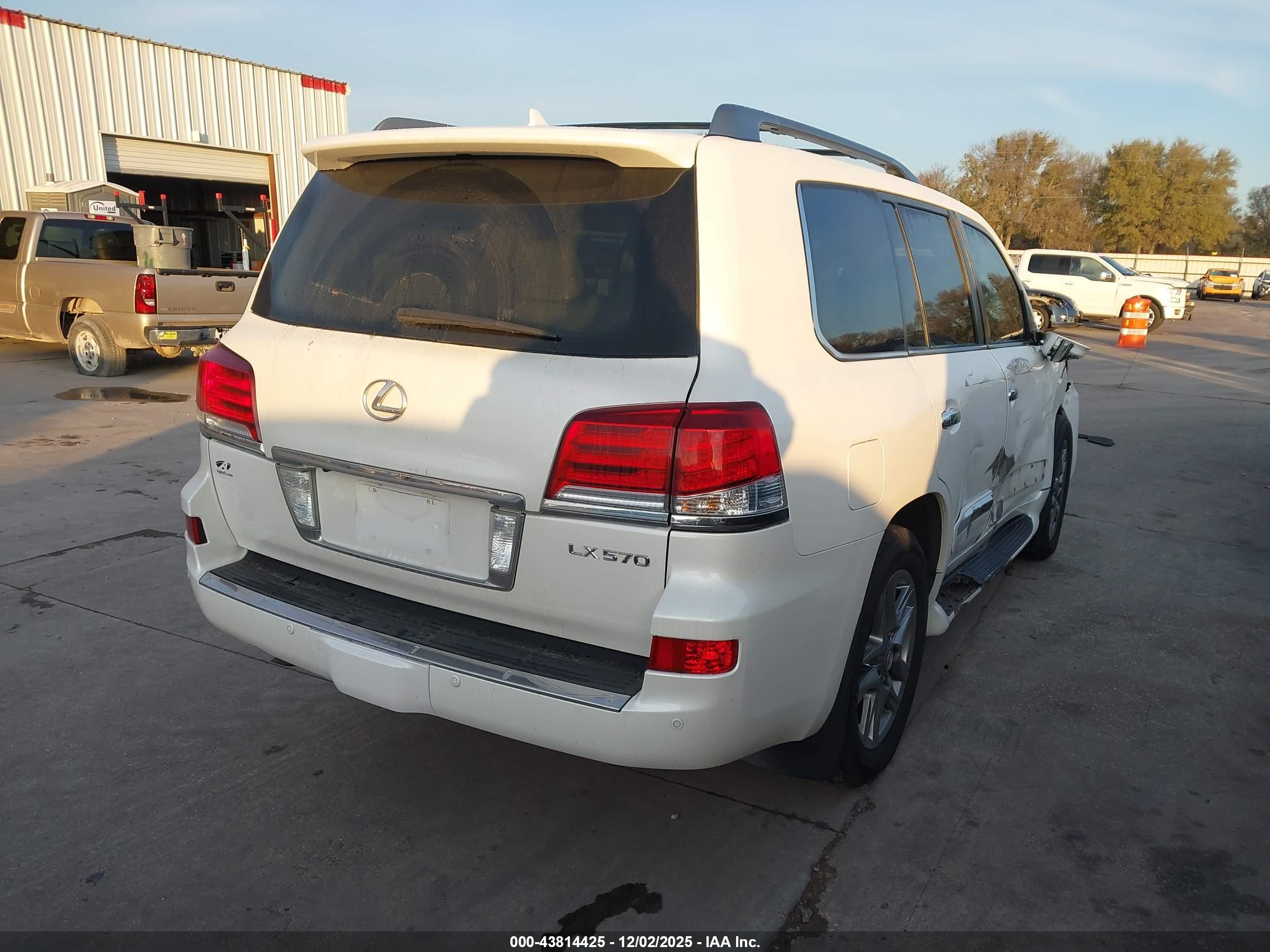 LEXUS LX image 4