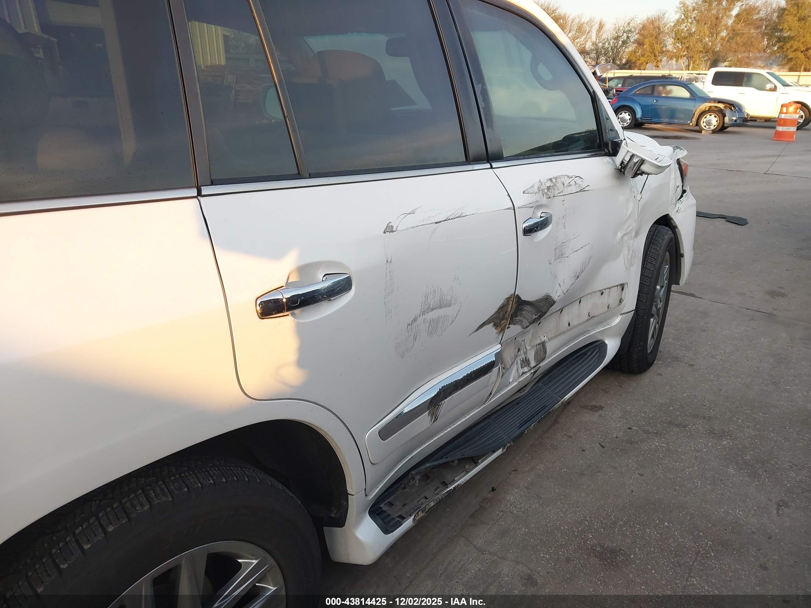 LEXUS LX image 6