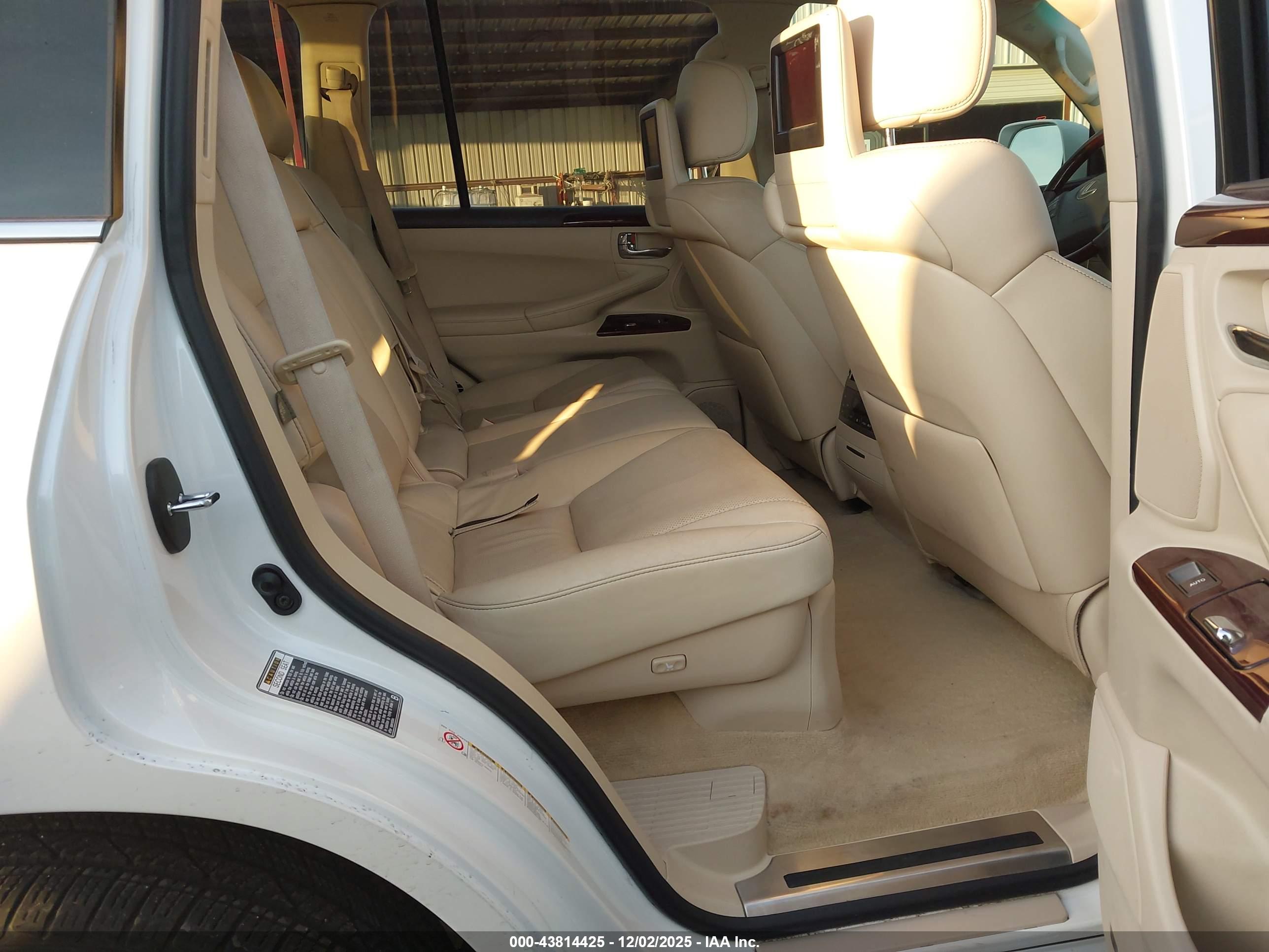 LEXUS LX image 8