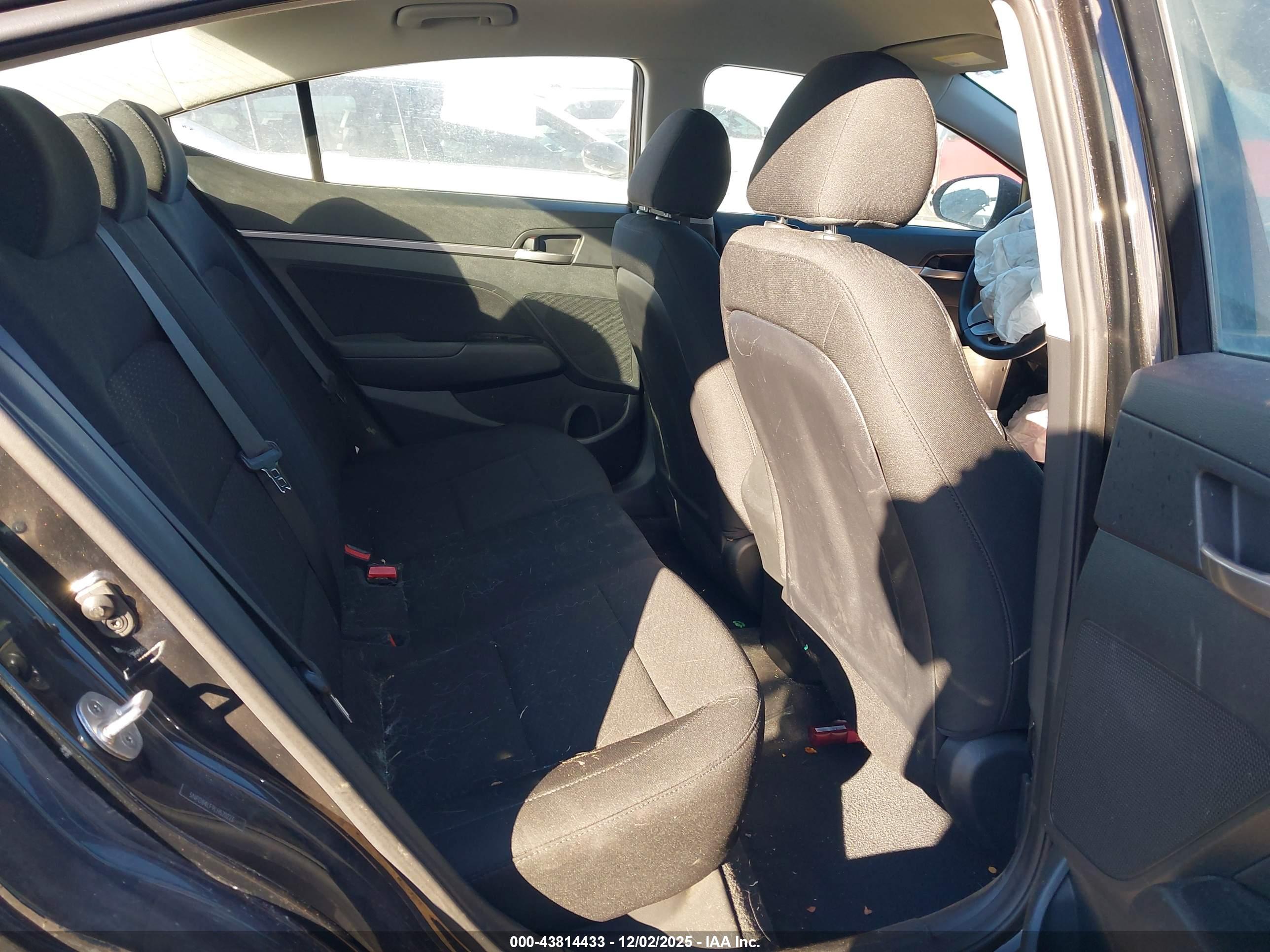 HYUNDAI ELANTRA image 8