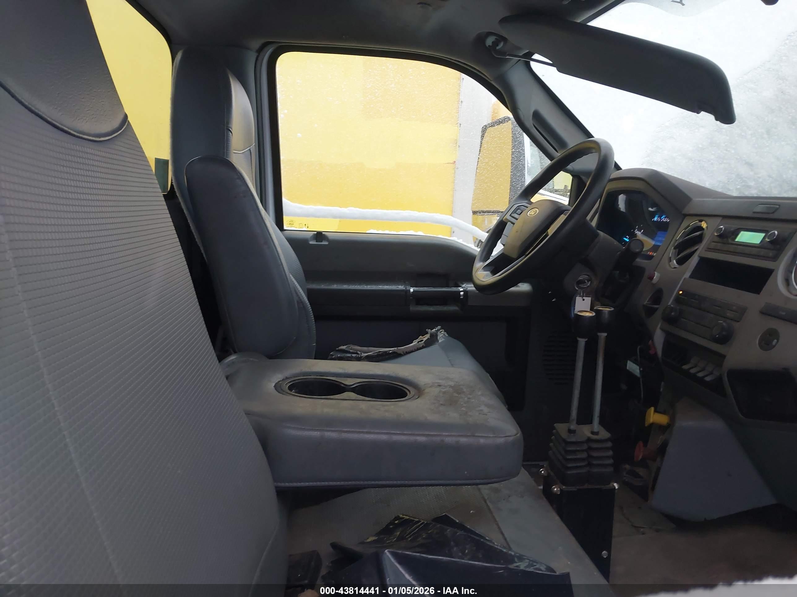 FORD F-750 image 5