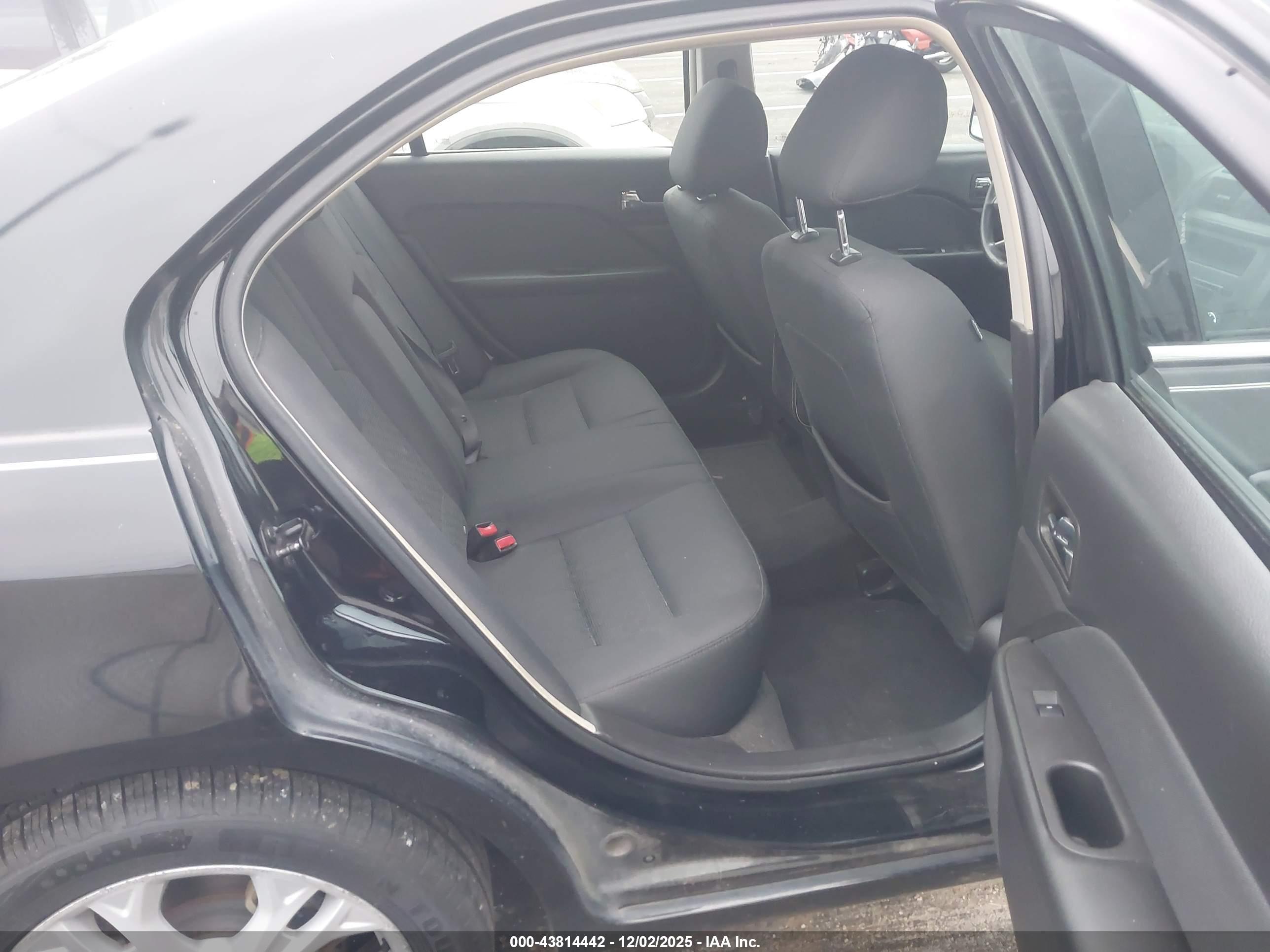 FORD FUSION image 8