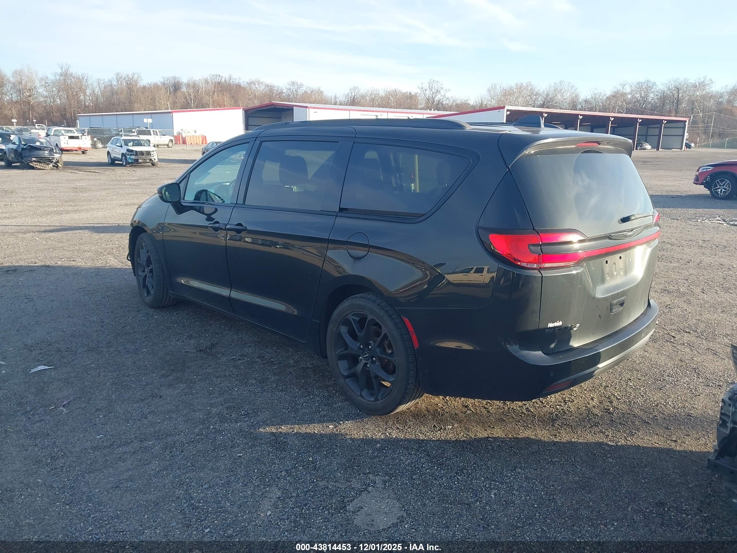 CHRYSLER PACIFICA image 3