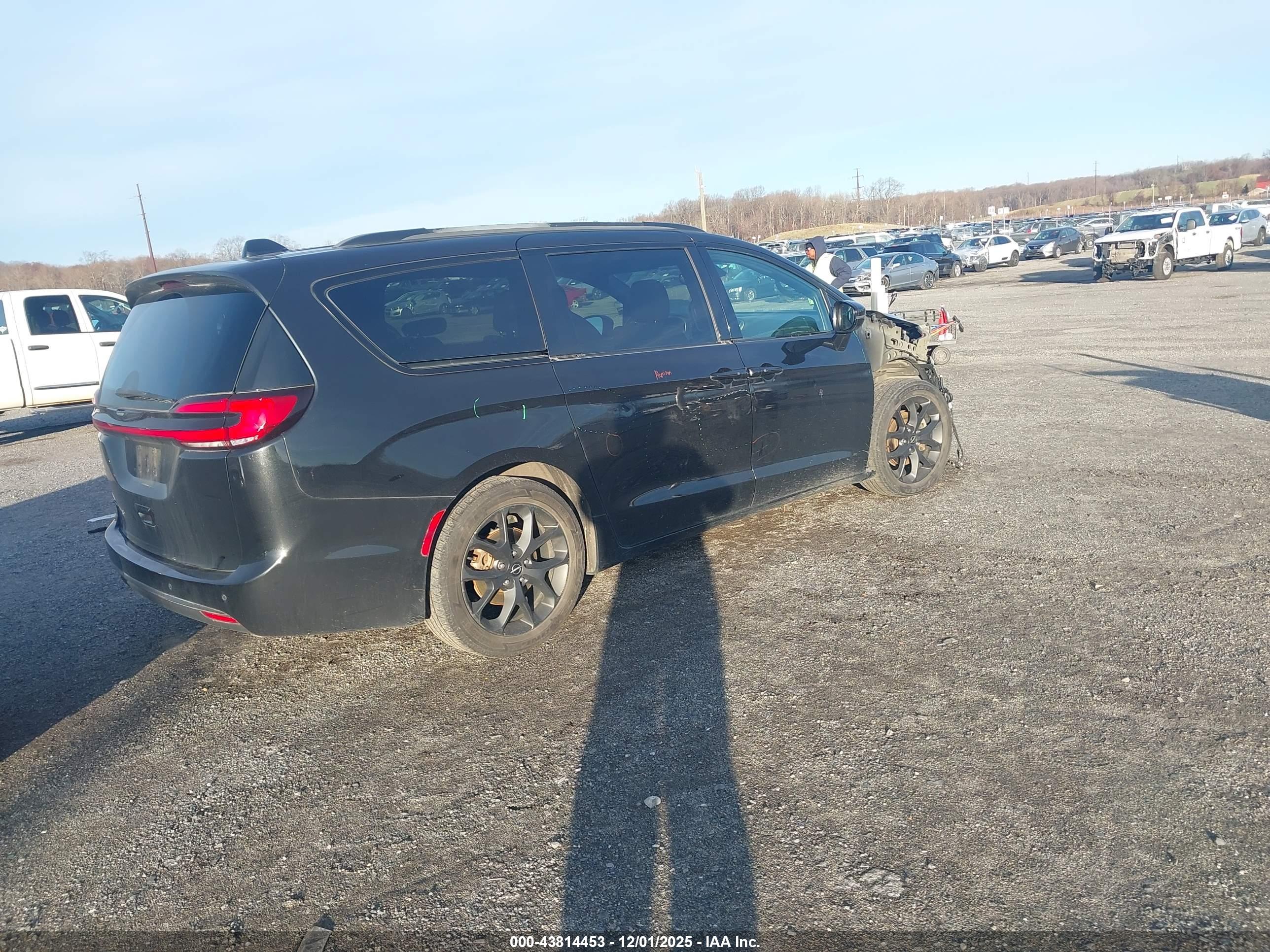 CHRYSLER PACIFICA image 4